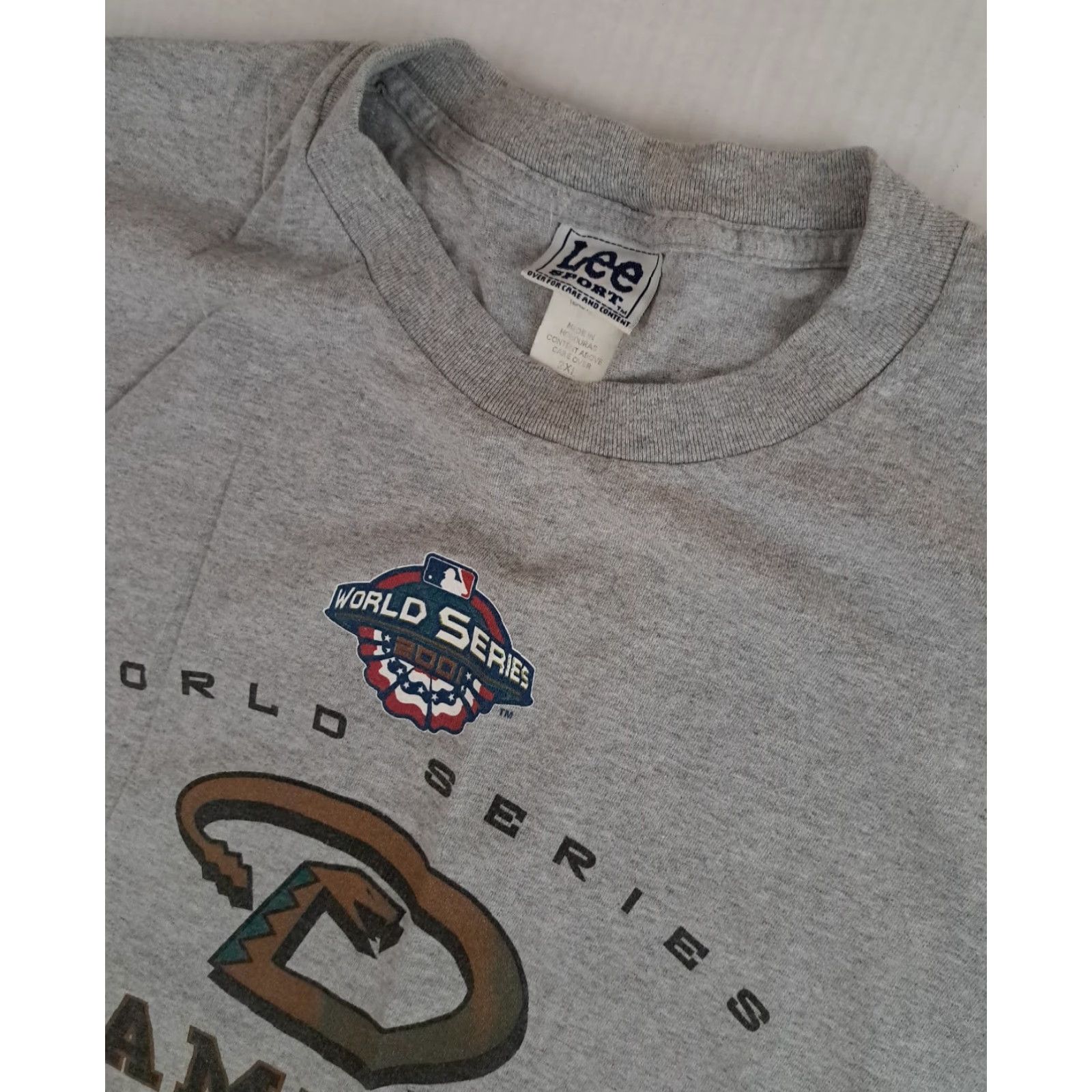 Lee VINTAGE Lee Sport T-Shirt Arizona Diamondbacks 2001 World Champs D-Back 2XL Gray Cotton Unisex Adults Short Sleeve Crew Neck logo Sports 2000s Size US XXL / EU 58 / 5 - 2 Thumbnail
