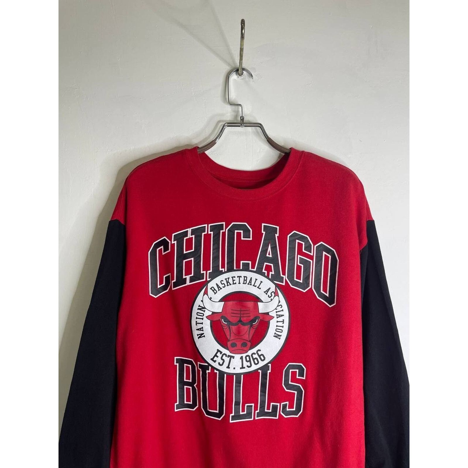 NBA Vintage Chicago Bulls NBA Red Crewneck Sweatshirt Size L Size US L / EU 52-54 / 3 - 3 Thumbnail