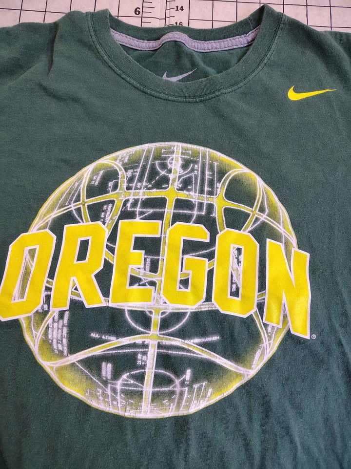 Nike Vintage Nike Oregon Ducks Basketball T-Shirt Size US M / EU 48-50 / 2 - 3 Thumbnail