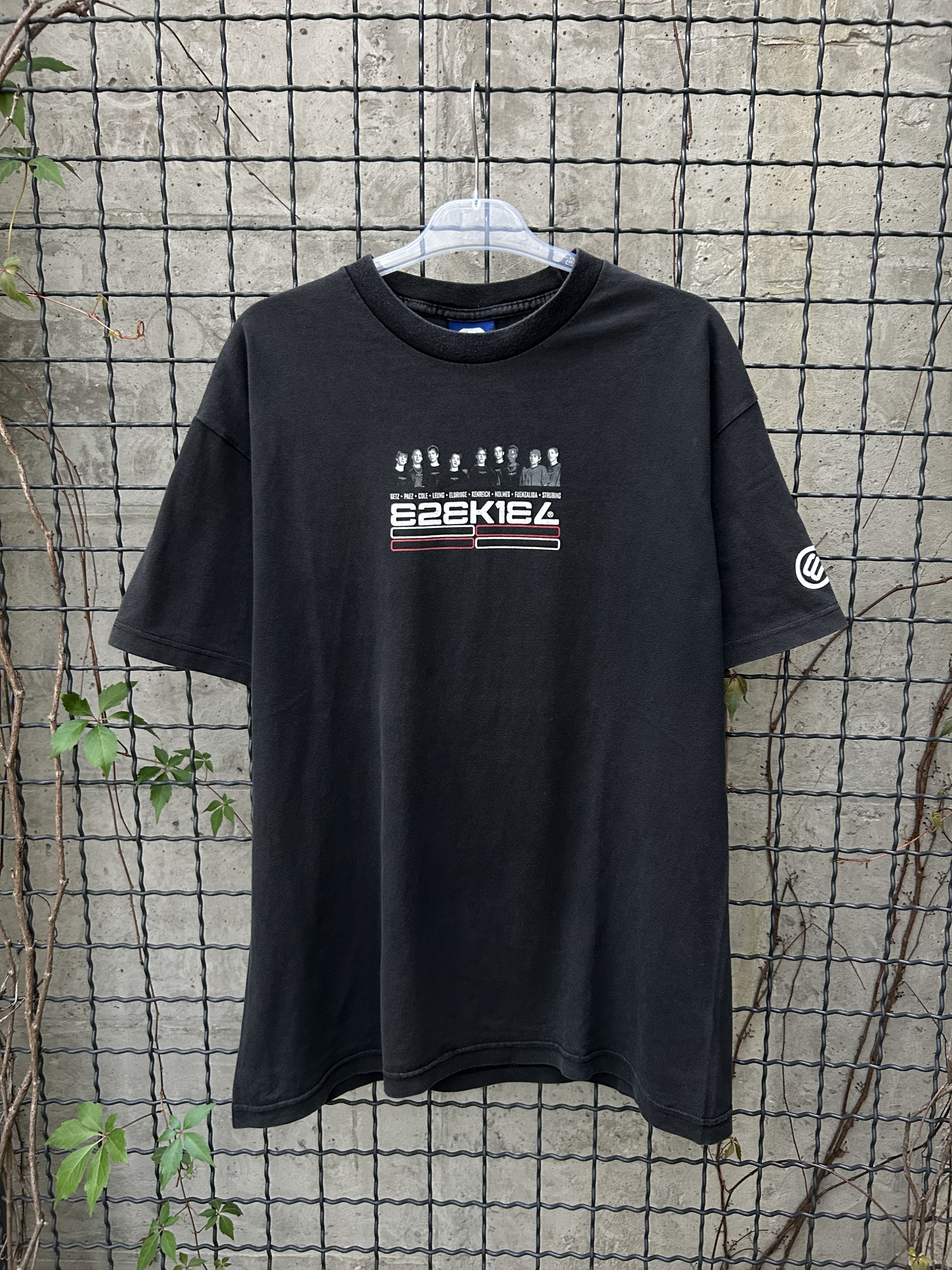 Vintage Vintage 2000s Ezekiel Skateboarding Graphic T-shirt Size US L / EU 52-54 / 3 - 1 Thumbnail