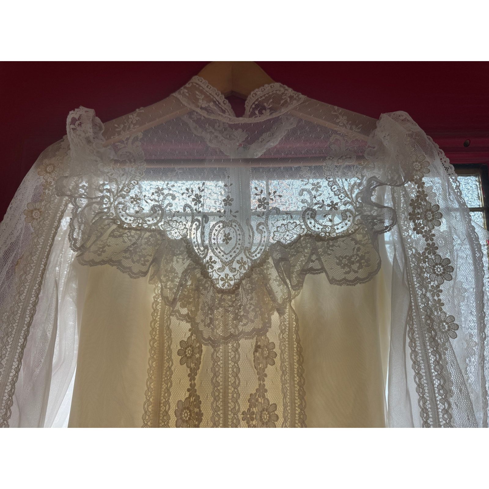 Luxe Vintage Eve of Milady Lace Stunning Wedding Dress with Hat Size S / US 4 / IT 40 - 12 Thumbnail