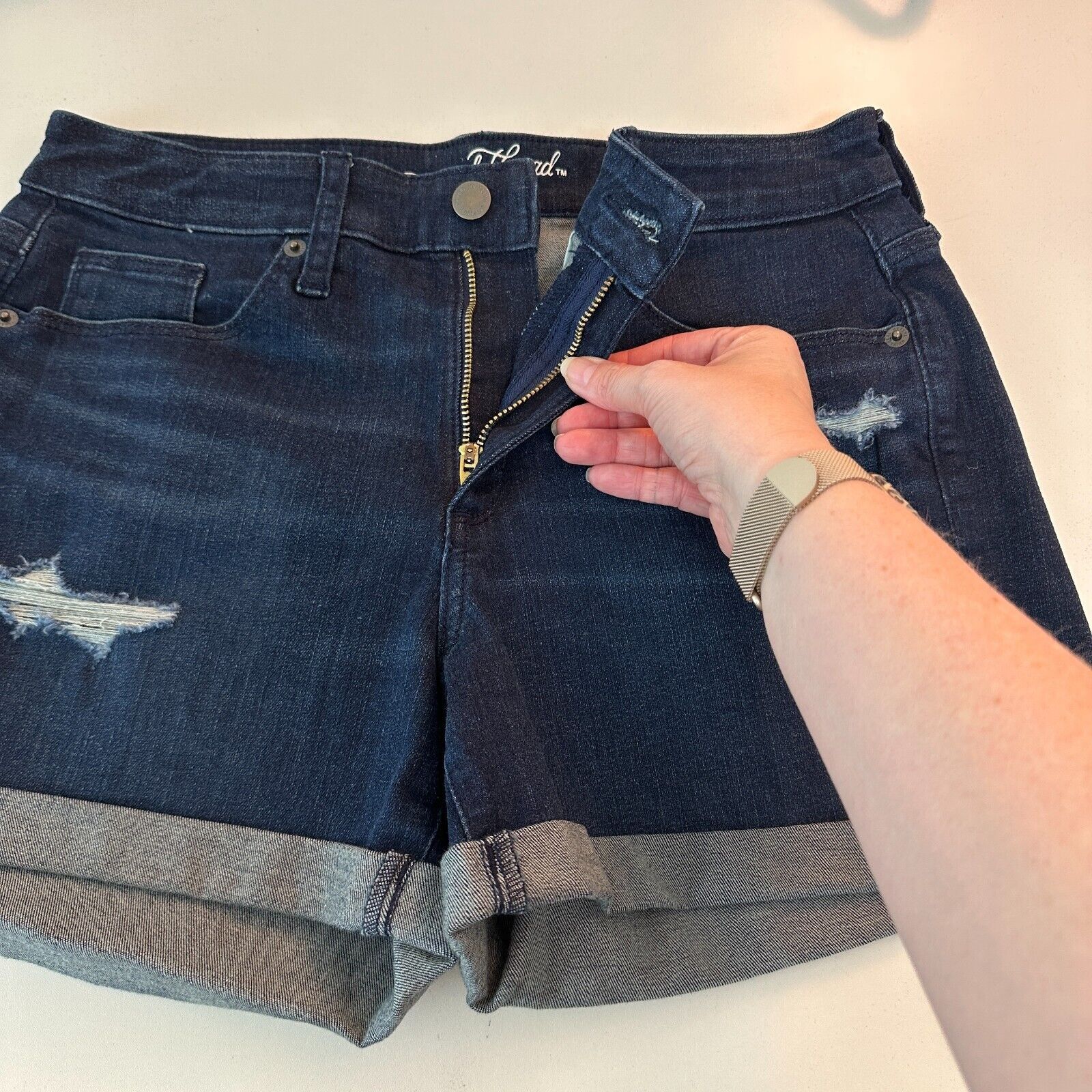 Other Universal Thread Hi-Rise Distressed Denim Cuff Shorts 6 / 28 Size 28" / US 6 / IT 42 - 3 Thumbnail