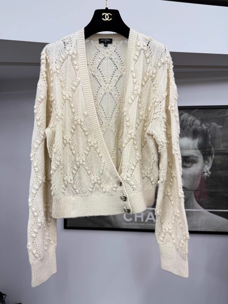 Chanel Chanel 21B milky white cashmere love diamond buckle V-neck Size XS / US 0-2 / IT 36-38 - 1 Thumbnail