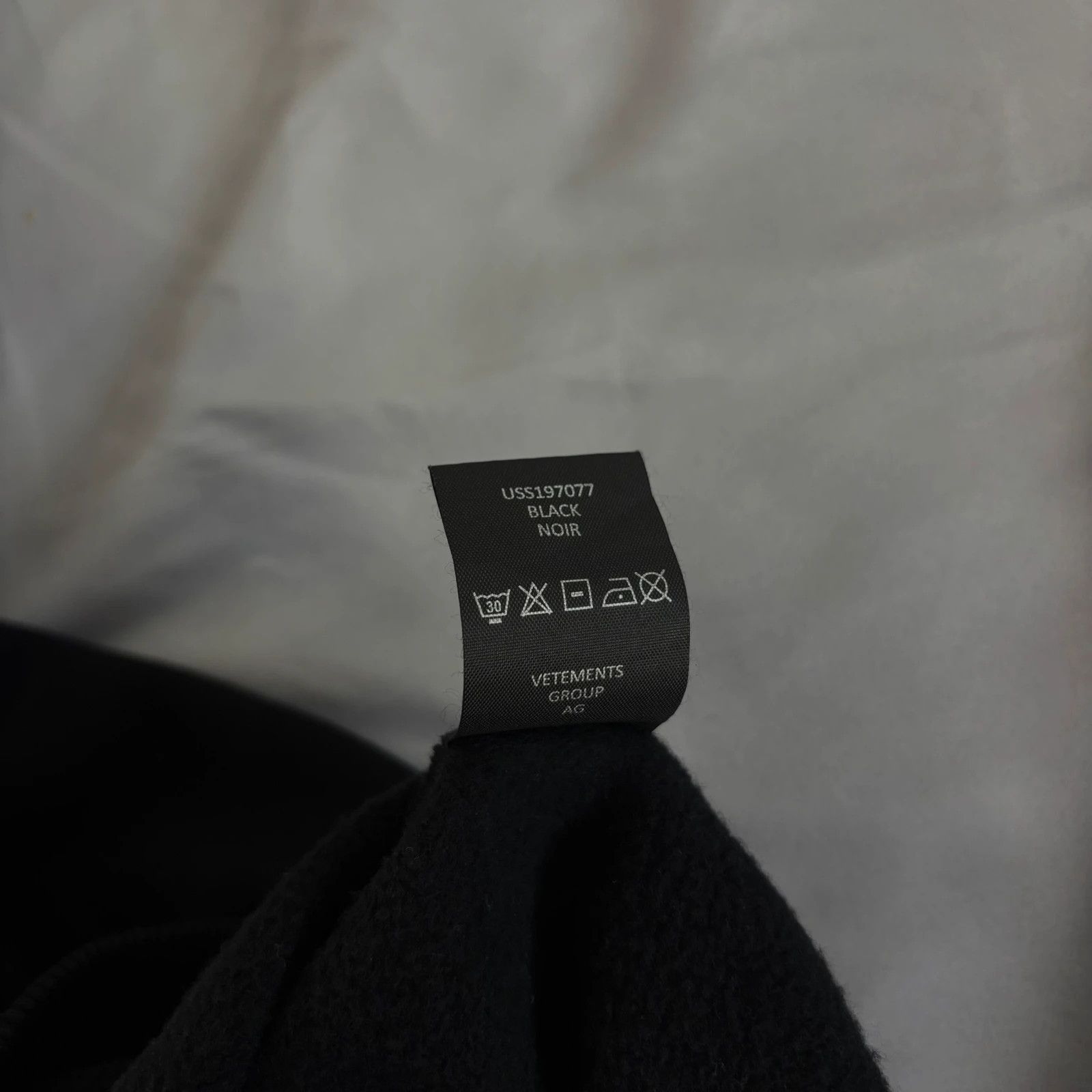 Vetements Vetements ss19 cut out sweatshirt Size US M / EU 48-50 / 2 - 8 Thumbnail
