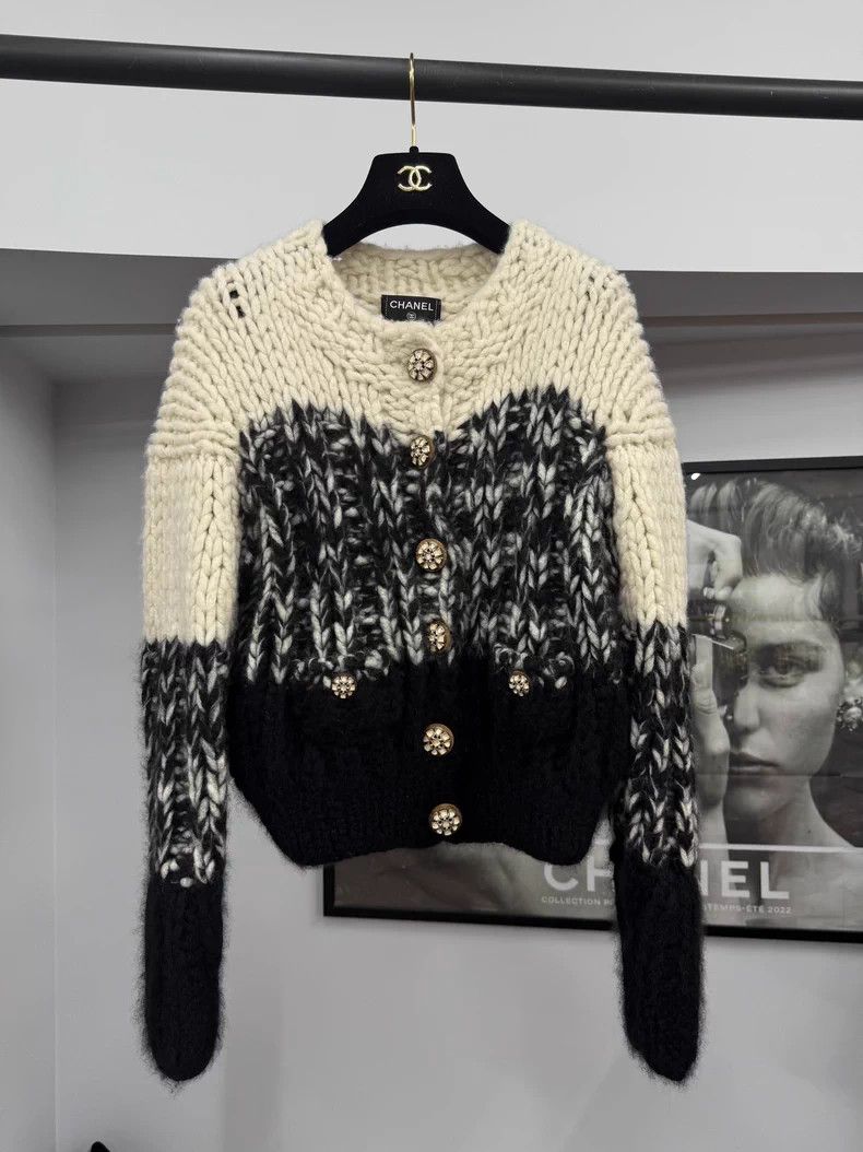 Chanel Chanel Gemstone buckle black and white thick knitted cardi Size XXS / US 00 / IT 34 - 1 Thumbnail
