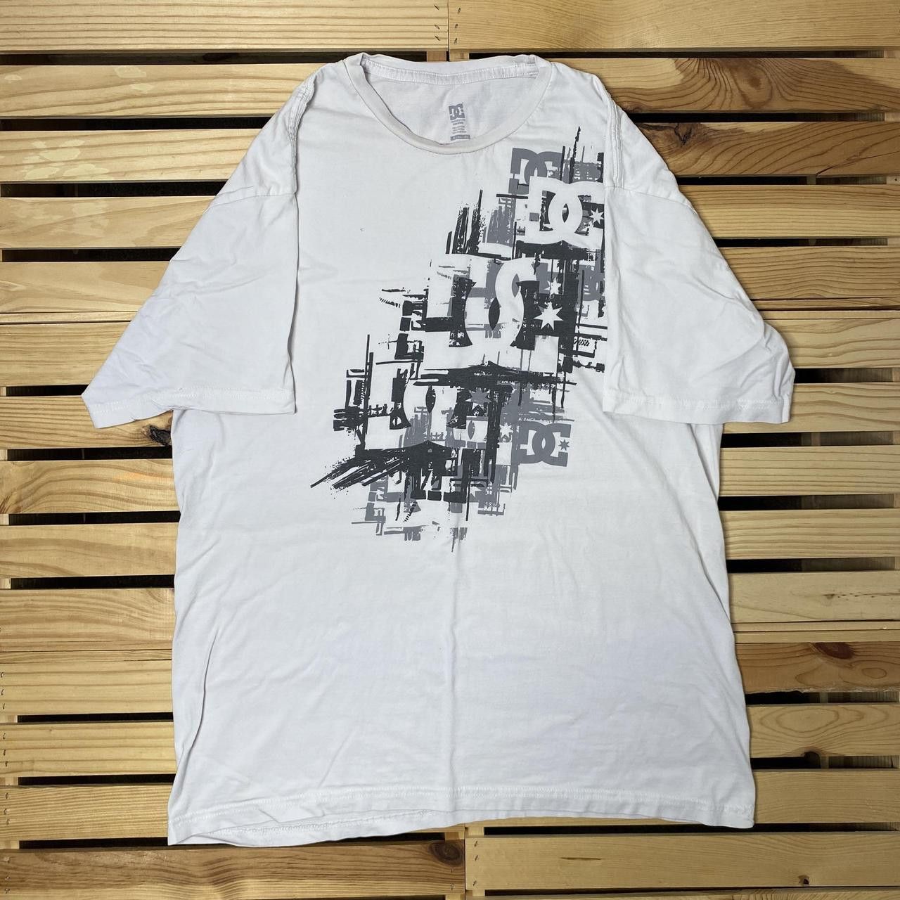 Other DC Shoes White Y2K Skate Tee Size XL Size US XL / EU 56 / 4 - 1 Thumbnail