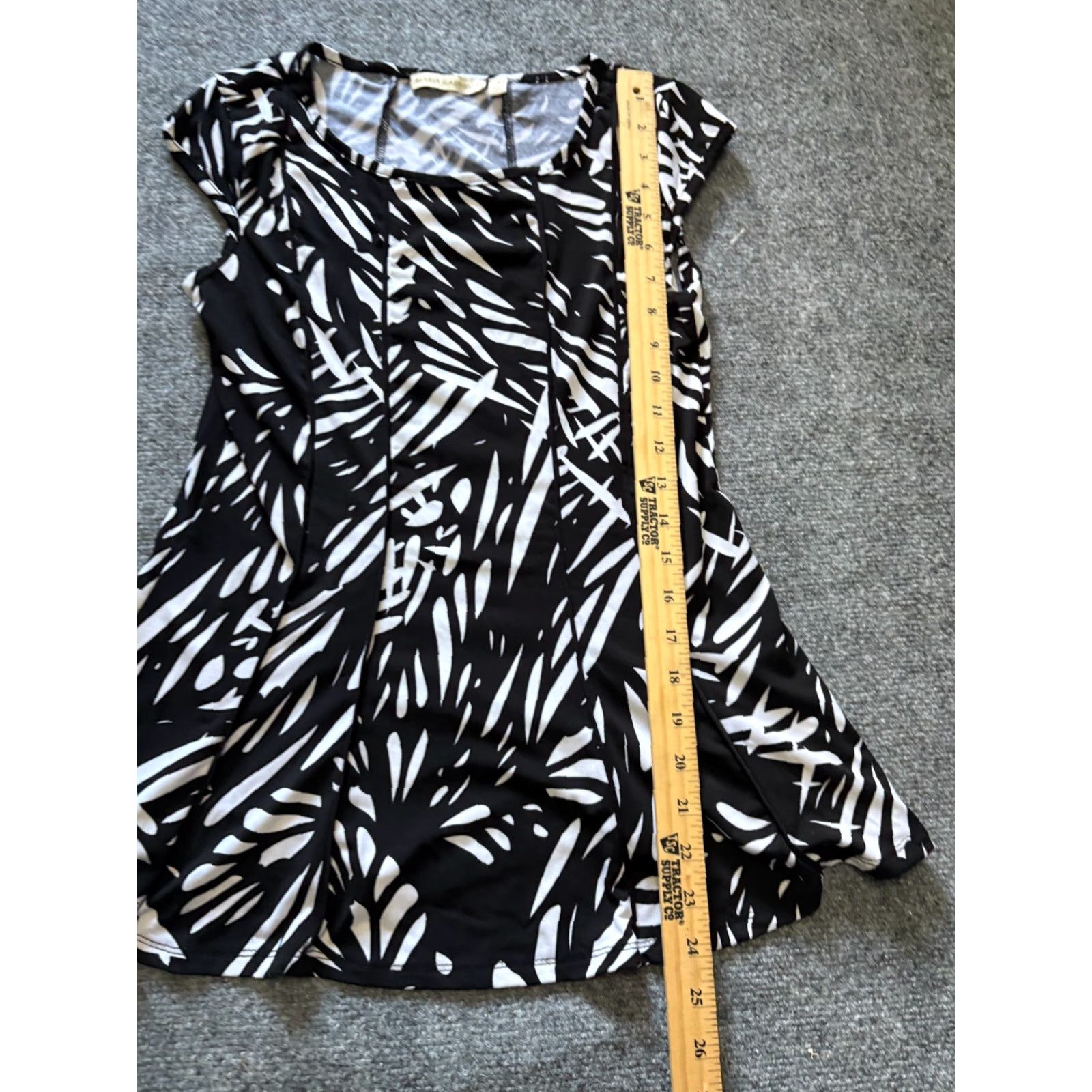 Vintage Maria Gabrielle Top Womens Petite Medium Black Sleeveless Stretchy Fabric Blouse PM Black Womens Petite Medium Sleeveless Top Size M / US 6-8 / IT 42-44 - 2 Thumbnail