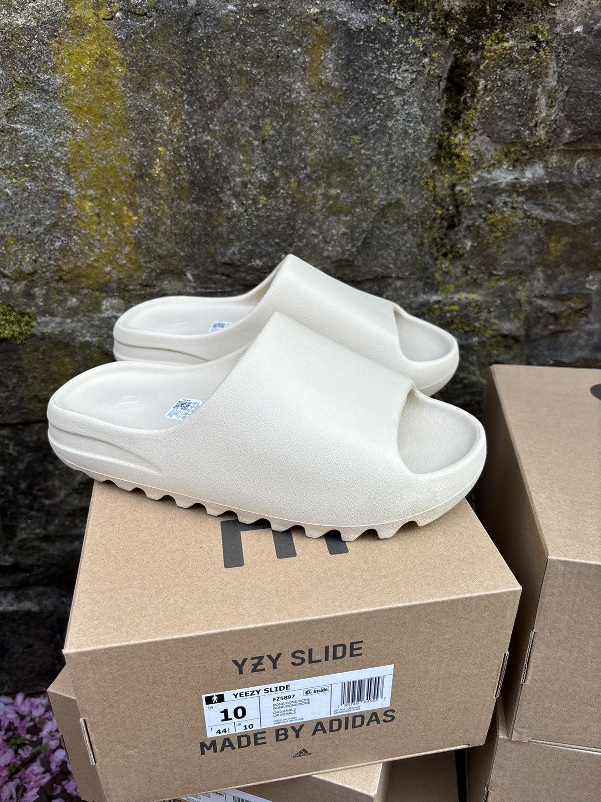 adidas gazelle silver green womens Used adidas Yeezy Slide Bone (2022/2023 Restock) (FZ5897)