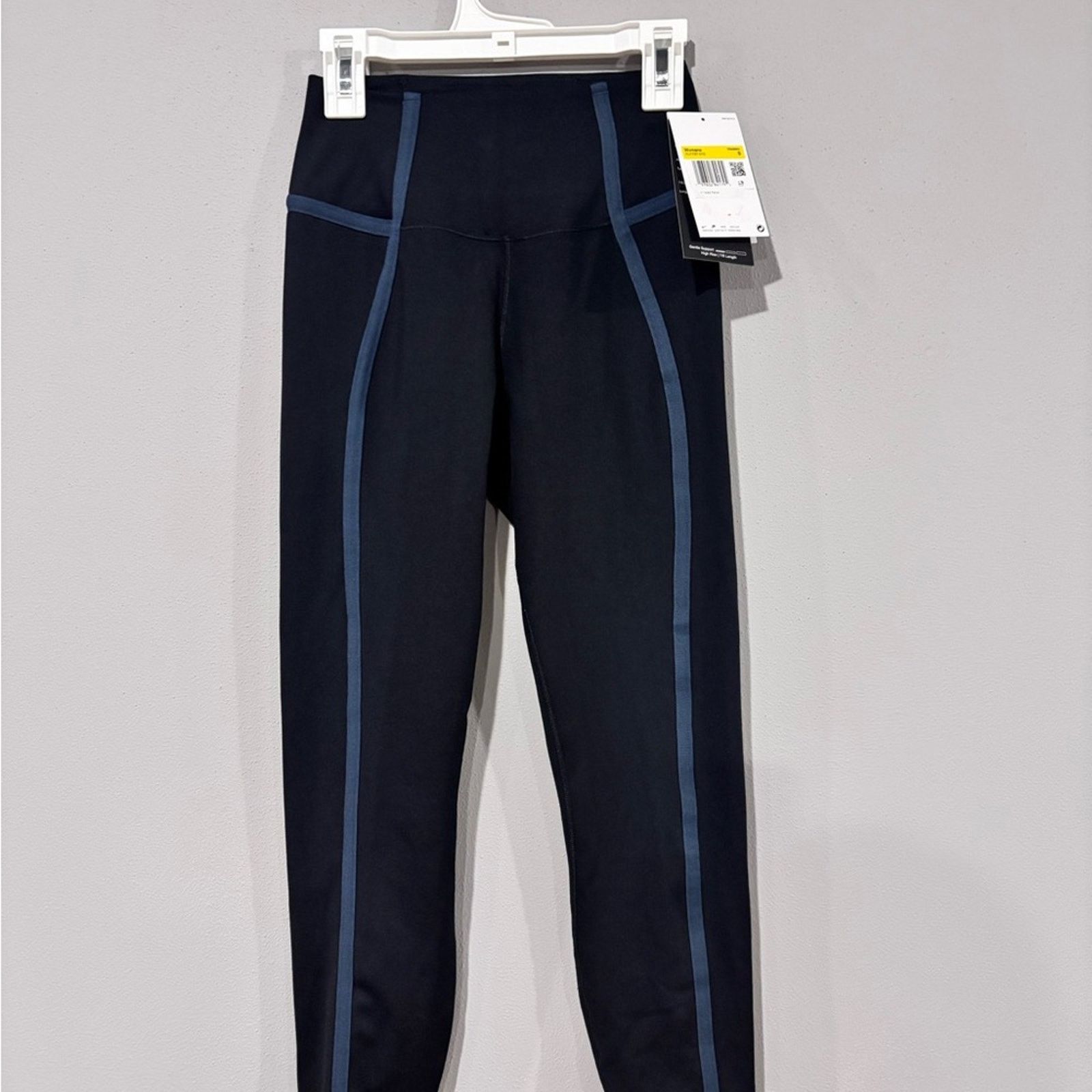 Nike Nike Women's Black and Blue Leggings Size 27" / US 4 / IT 40 - 1 Thumbnail