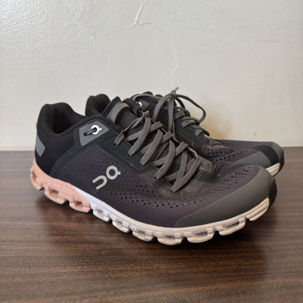 On ON Cloud Running Cloudflow black/pink/white running shoes Size US 7.5 / IT 37.5 - 1 Thumbnail