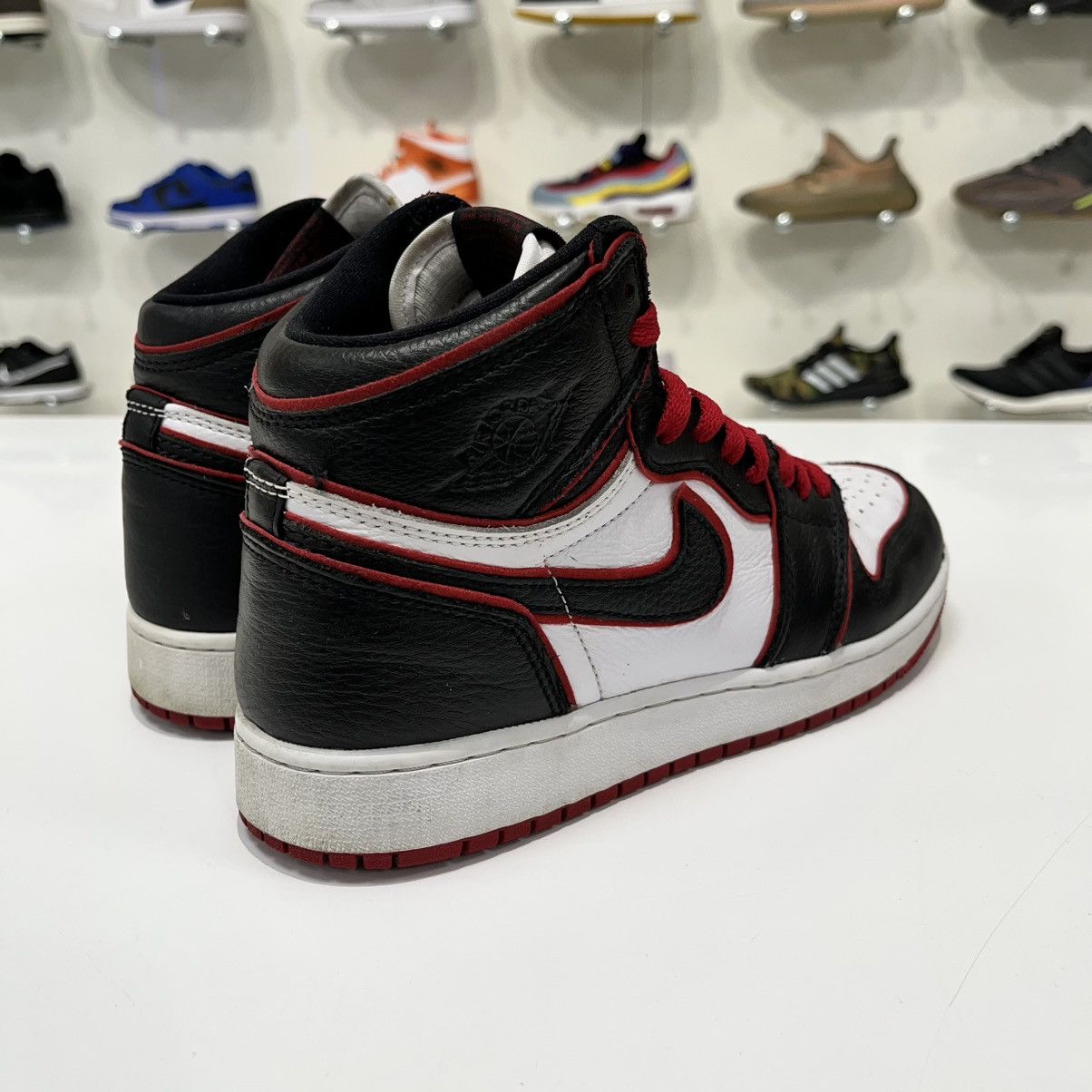 Nike Air Jordan 1 Retro High Bloodline (GS) Size US 5.5 / EU 38 - 5 Thumbnail
