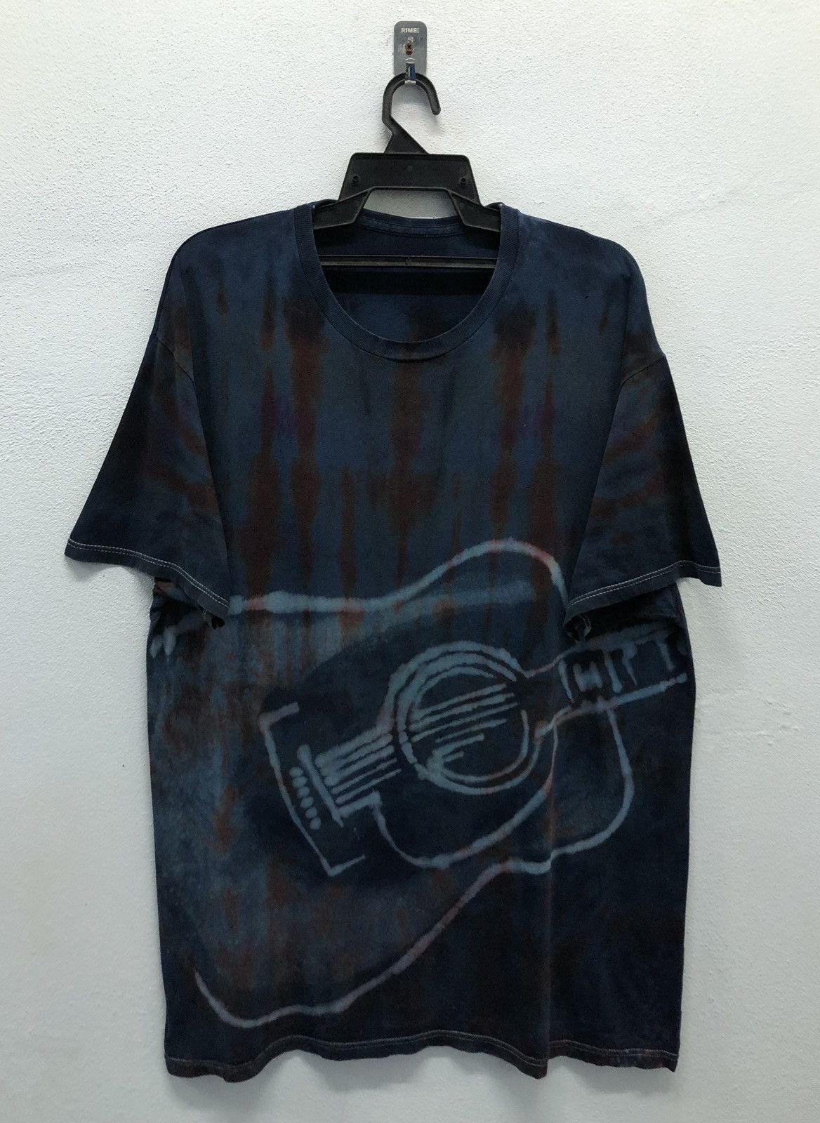 Vintage Vintage Simple Guitar Art Design T-Shirt Size US L / EU 52-54 / 3 - 1 Thumbnail