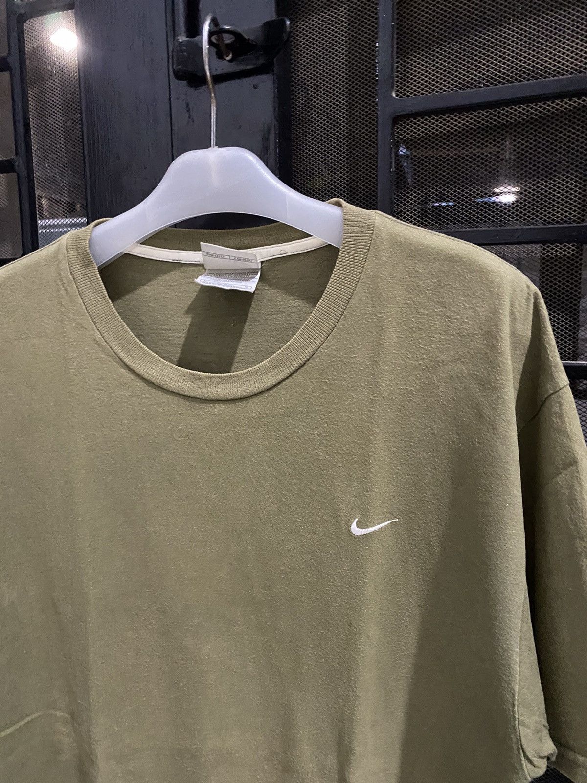 Nike Vintage nike small swoosh olive green tee Size US L / EU 52-54 / 3 - 3 Thumbnail