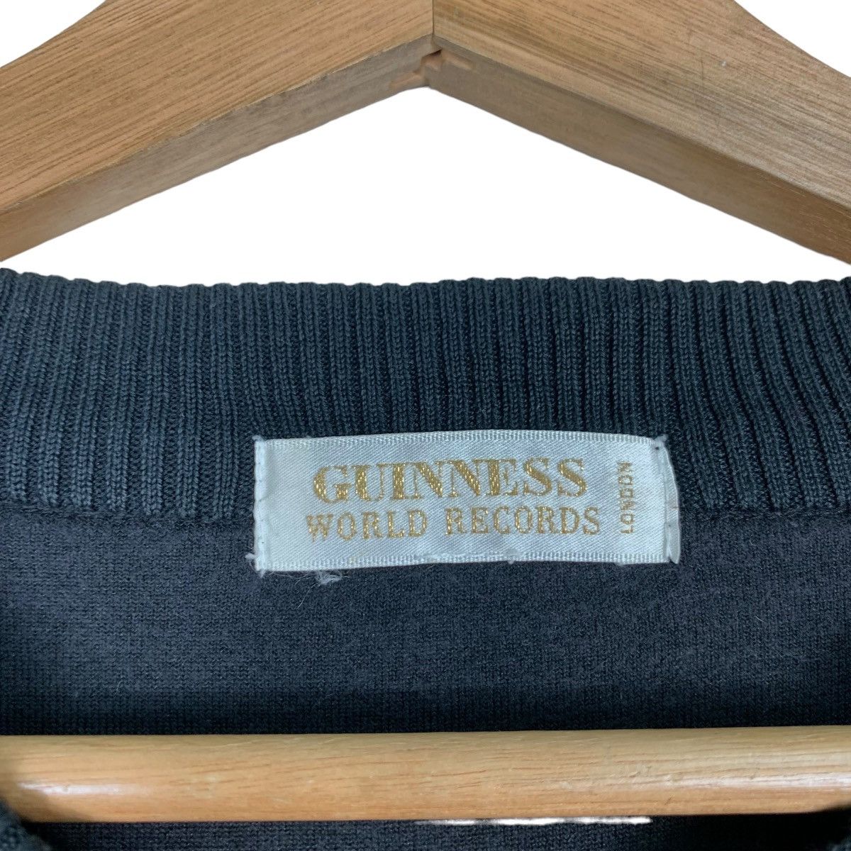 Vintage GUINNESS WORLD RECORDS Big Logo Velvet Sweater #0381-C18 Size US L / EU 52-54 / 3 - 11 Thumbnail