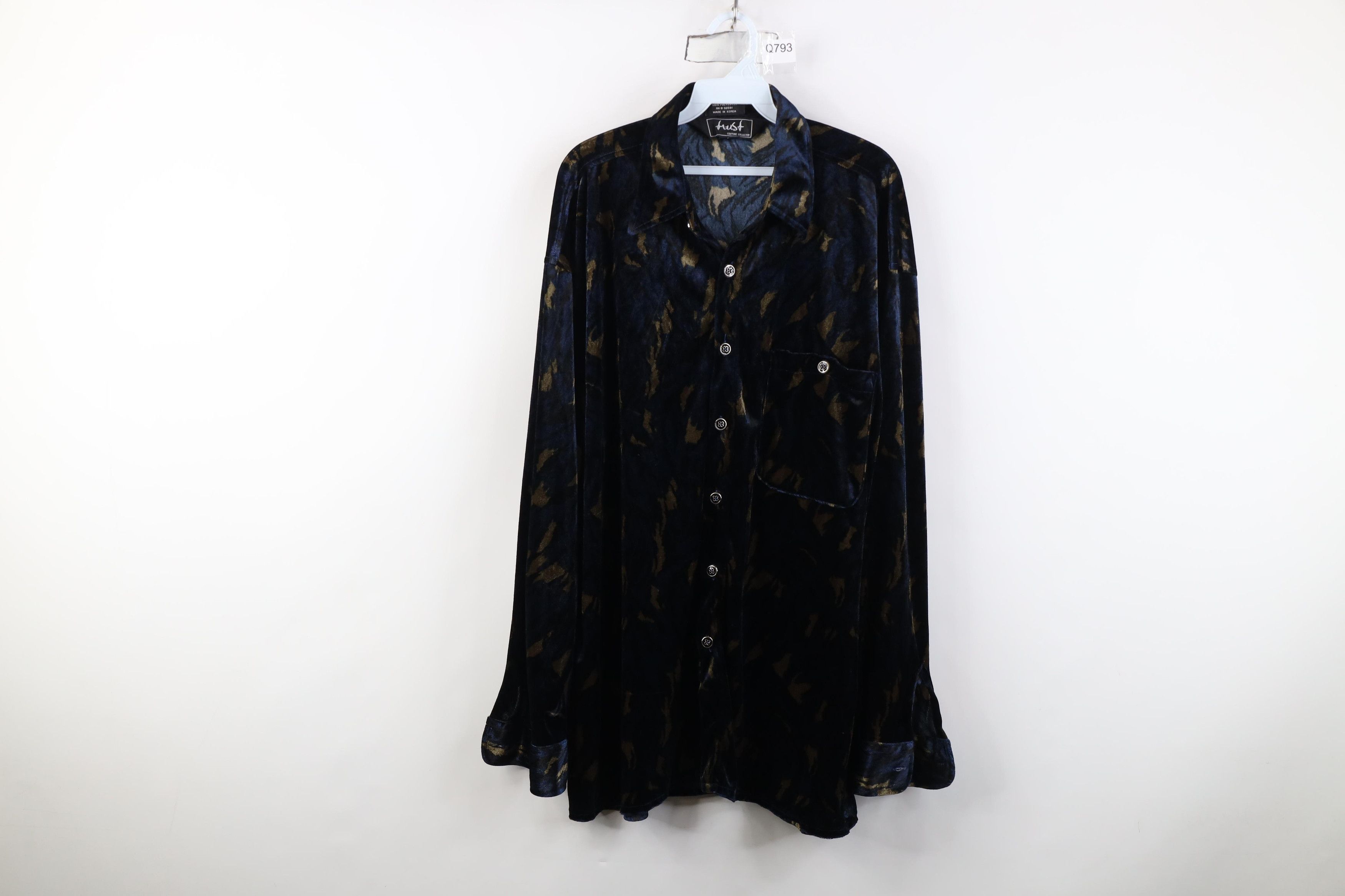 Vintage Vintage 90s Streetwear Tiger Velour Collared Button Shirt Size US XL / EU 56 / 4 - 1 Thumbnail