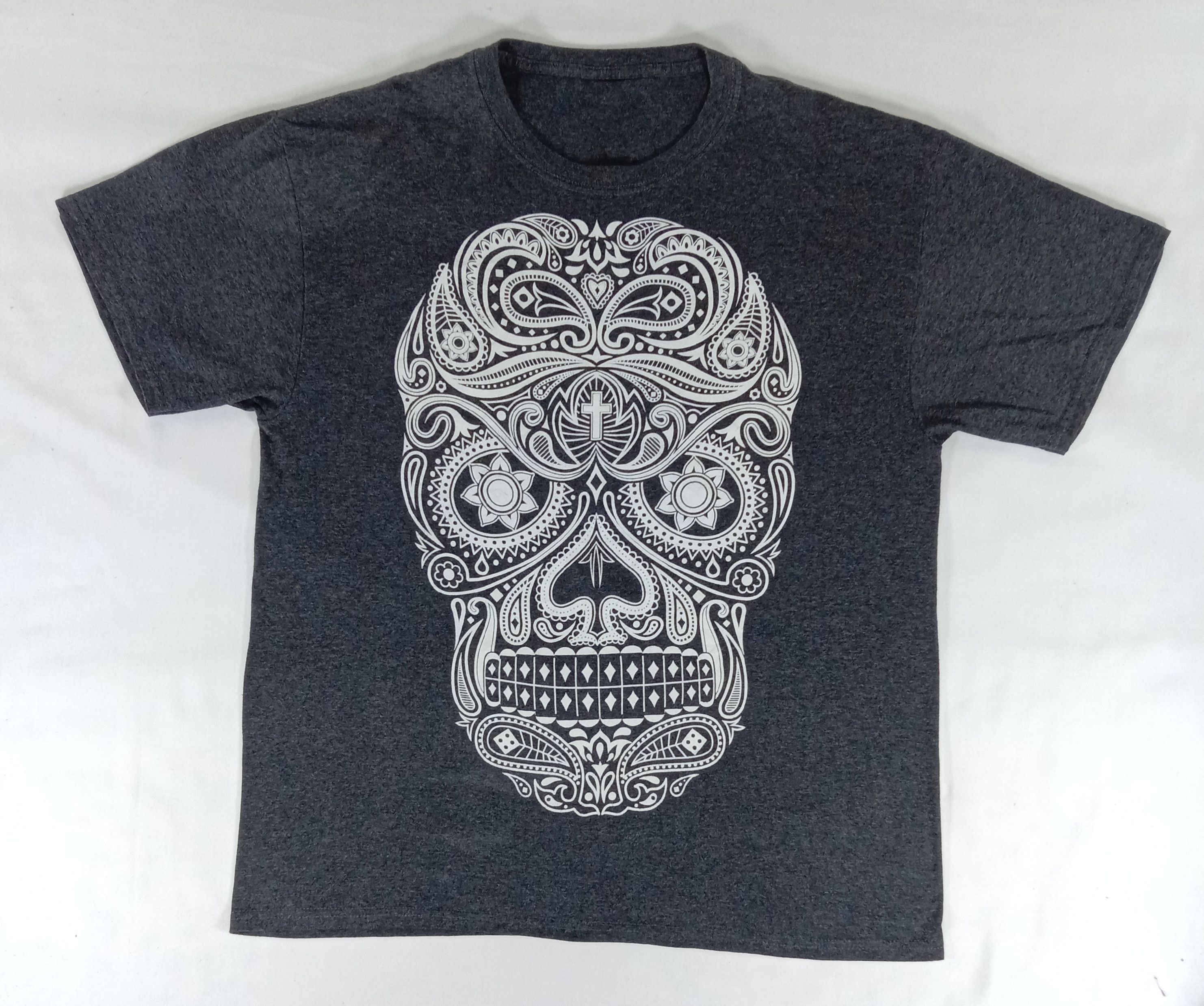 Japanese Brand Vintage Art Skulls White Cross T Shirt Size US L / EU 52-54 / 3 - 1 Thumbnail
