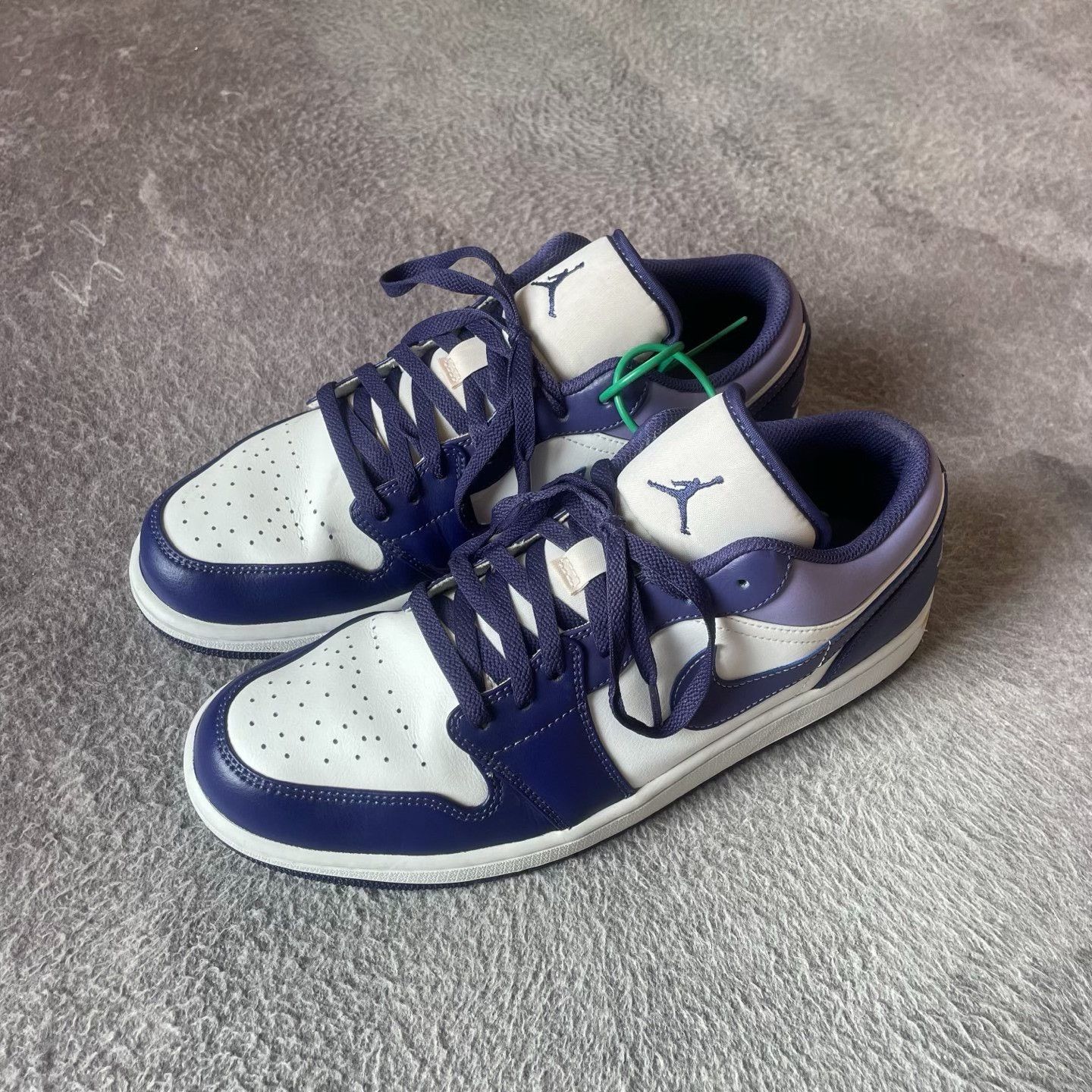 Nike Nike White Lowtop Sneakers 44.5 Men Size US 11 / EU 44 - 1 Thumbnail