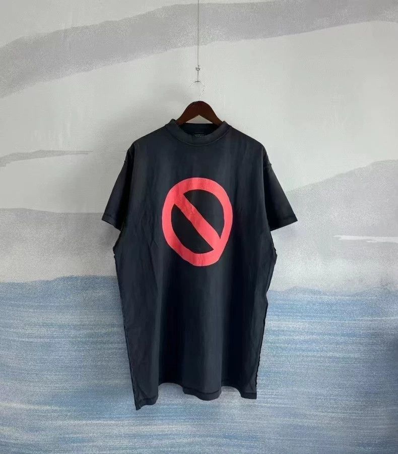 Balenciaga Black bands are forbidden to wear short sleeves