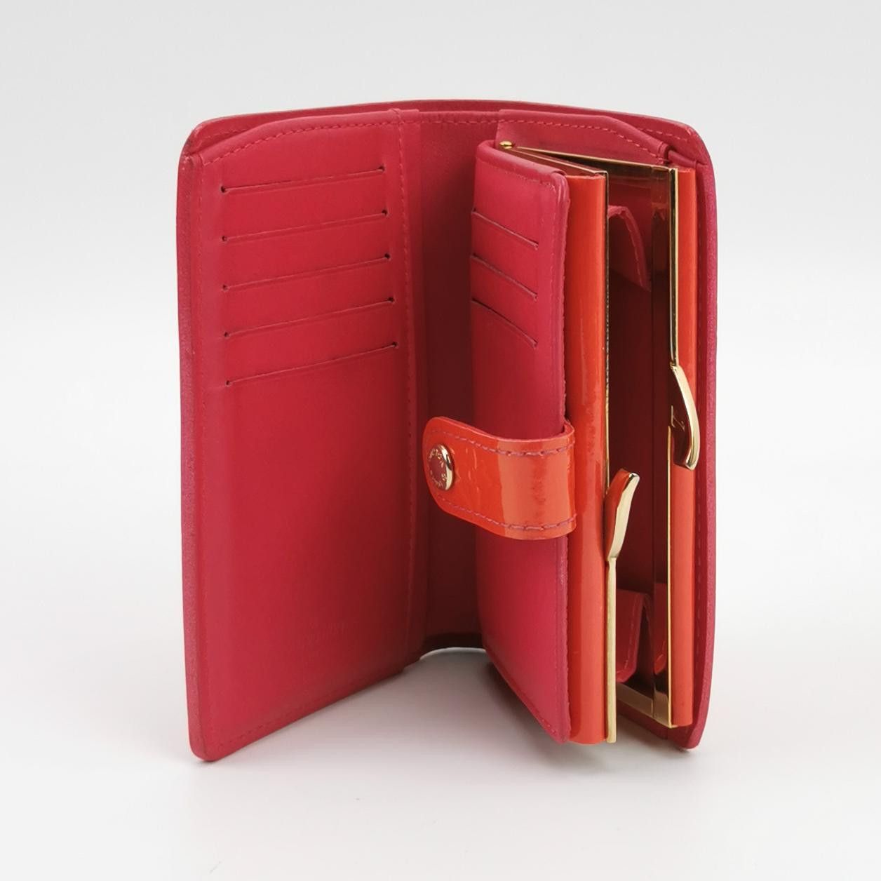 Louis Vuitton Louis Vuitton (LV) patent leather snap embossed print walle Size ONE SIZE - 4 Thumbnail