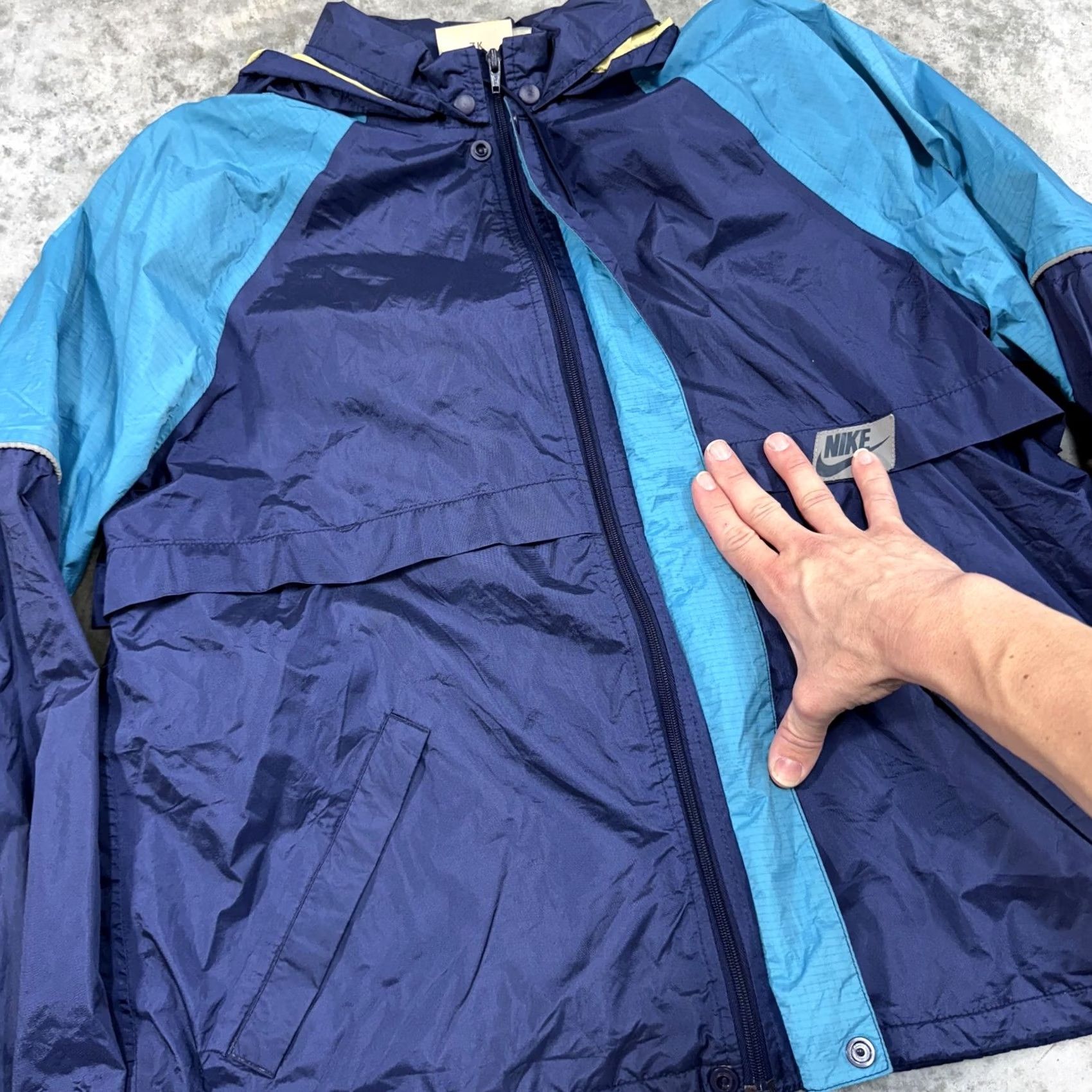Nike Vintage Nike Jacket Mens L Blue Teal Hooded Windbreaker 90s Swoosh Zip Full Zip Pockets Lightweight Nylon Retro Stylish Size US L / EU 52-54 / 3 - 2 Thumbnail