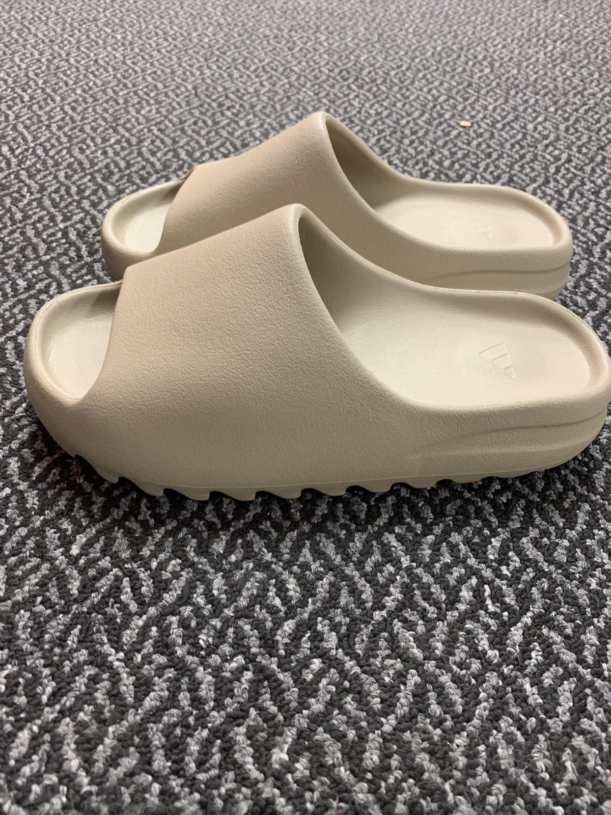 Yeezy slide white brand new size deals 10 no box