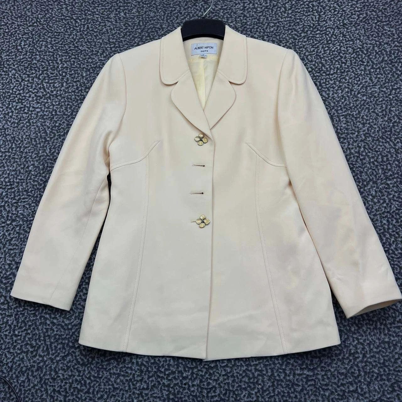 Albert Nipon Vintage Albert Nipon Blazer Suit Women 8 Cream 4 Button Size M / US 6-8 / IT 42-44 - 1 Thumbnail
