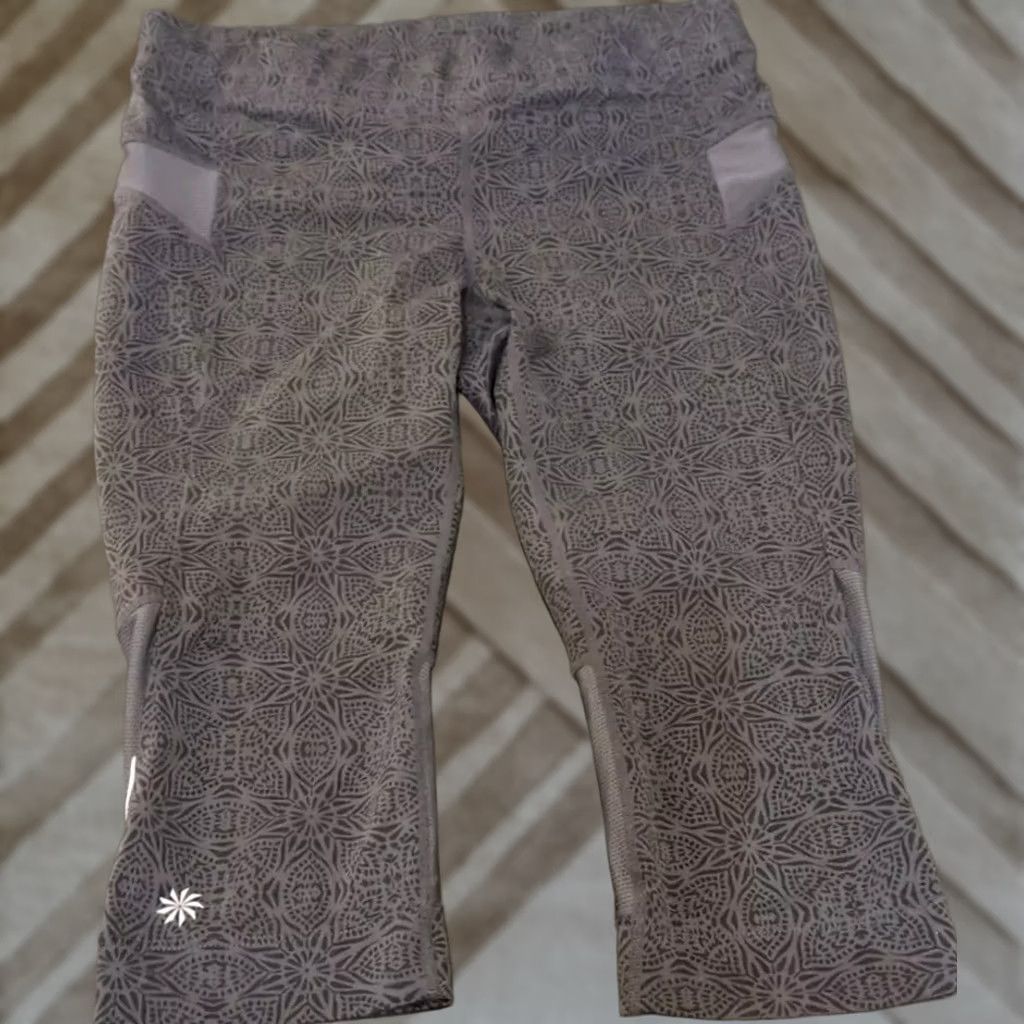 Athleta Athleta Leggings Capri Womens Medium Gray Stretch Pockets Tapered Flat Front Regular Size Type Pants Capris workout Casual Travel Workwear Size 32" / US 10 / IT 46 - 1 Thumbnail