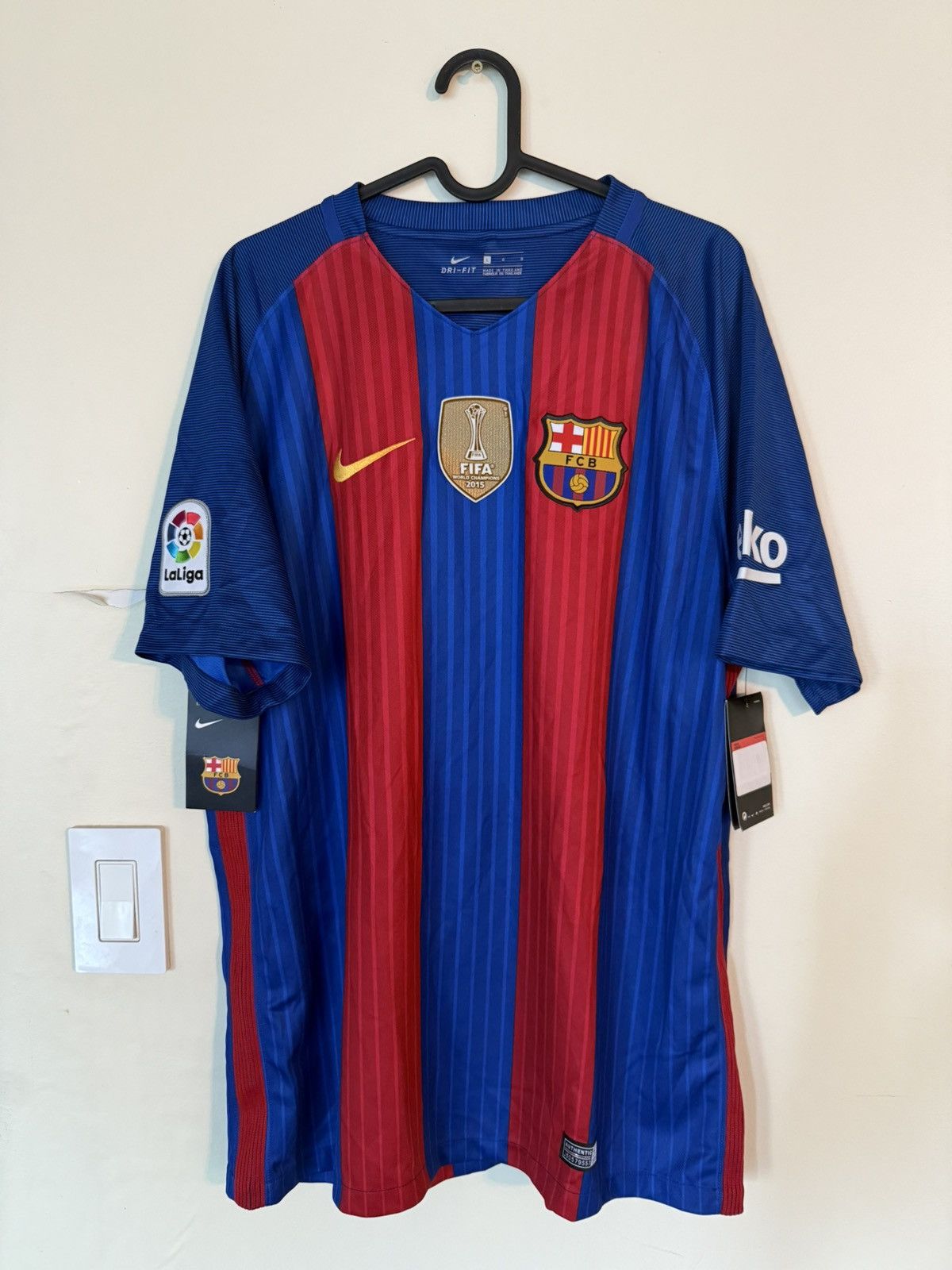 Nike Lionel Messi FC Barcelona 2016/17 Home Jersey BNWT Size US L / EU 52-54 / 3 - 1 Thumbnail