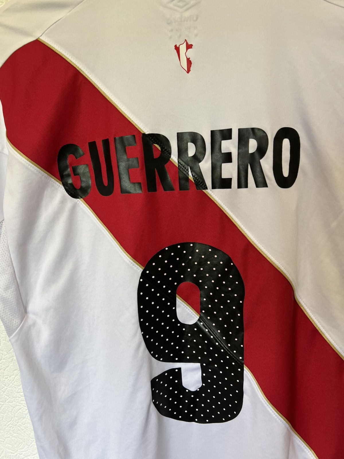 Umbro GUERRERO Peru Umbro 2018 Home Kit Soccer Jersey Football Size US M / EU 48-50 / 2 - 10 Thumbnail