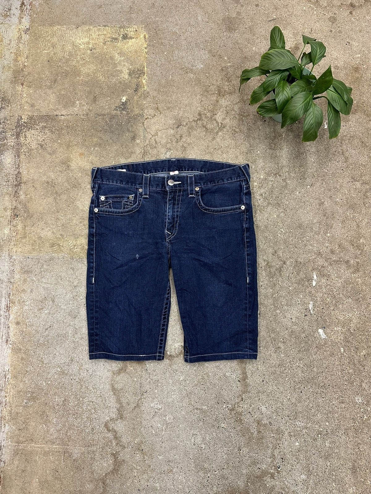 True Religion Vintage True Religion Dark Wash Denim Shorts Size 38 Size US 38 / EU 54 - 1 Thumbnail