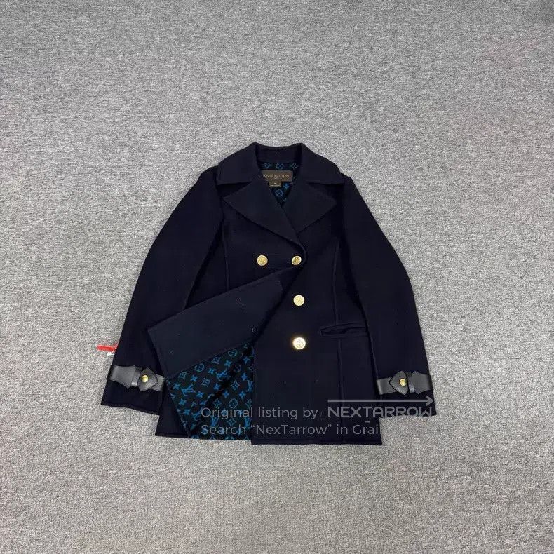 Louis Vuitton Louis Vuitton Wool coat with double-breasted gold button l Size XS / US 0-2 / IT 36-38 - 1 Thumbnail
