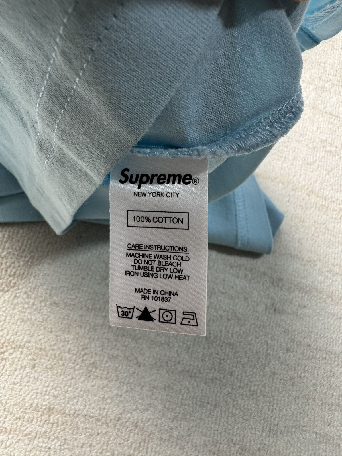 Supreme Cut out logo tee Size US M / EU 48-50 / 2 - 5 Thumbnail