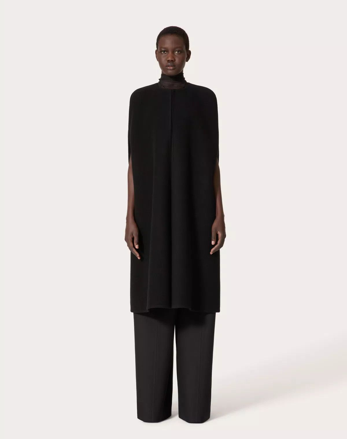 Valentino o1s1wg110426 Fluffy Cashmere Blend Cape in Nero Size M / US 6-8 / IT 42-44 - 4 Thumbnail