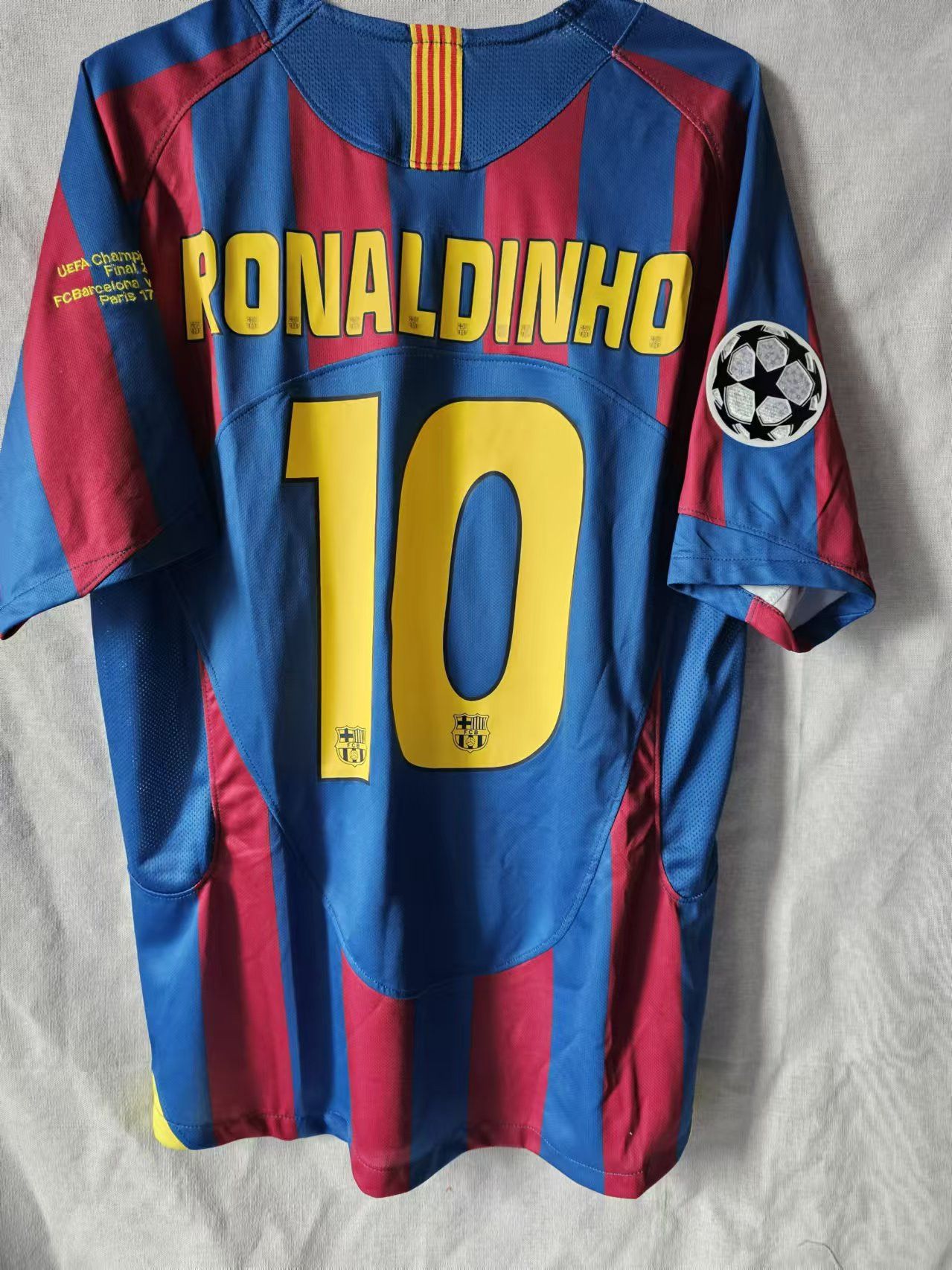 Other 2005 06 Barcelona #10 Ronaldinho Jersey Home Size US L / EU 52-54 / 3 - 1 Thumbnail