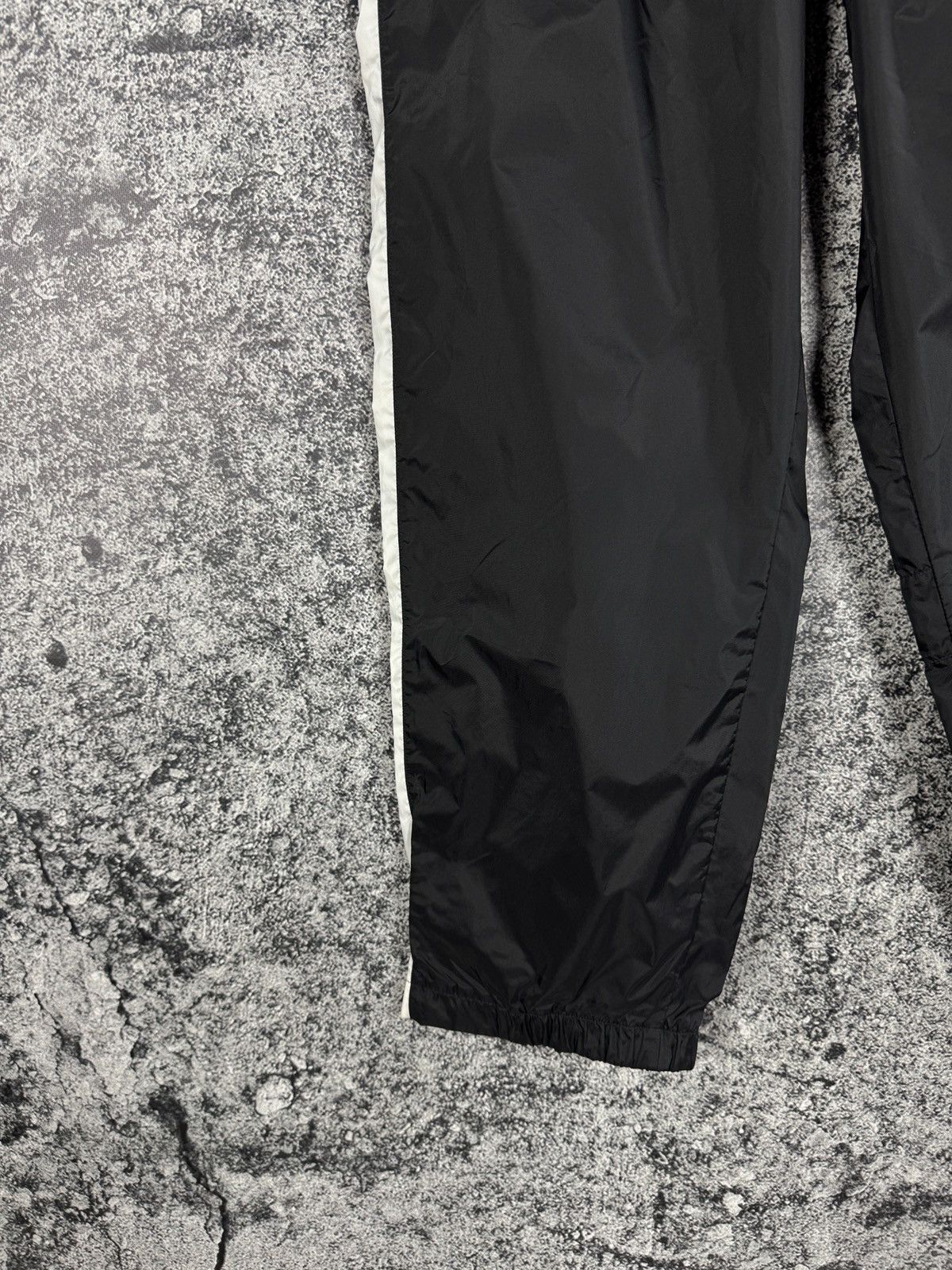 Nike Nike Track Nylon Pants Vintage 90s Style Zip Cuffs Y2K Sz L Size US 36 / EU 52 - 5 Thumbnail