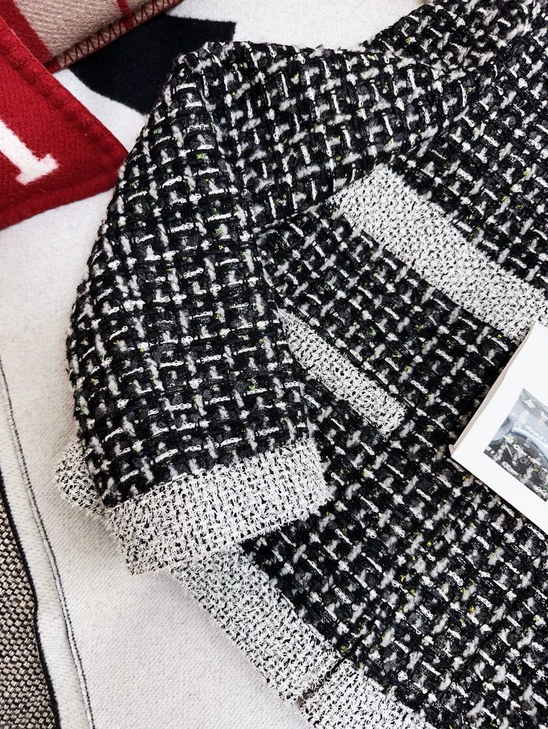 Chanel Chanel 17B series gray and white tweed jacket Size XS / US 0-2 / IT 36-38 - 2 Thumbnail