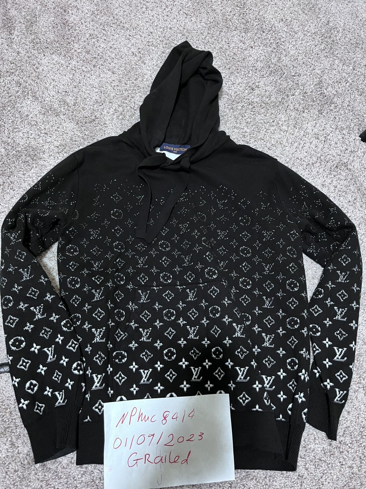 パーカー・フーディ Louis Vuitton | an all-over Monogram motif GRADIENT HOODIE Louis Vuitton Black & White Monogram Gradient Hoodie – Savonches