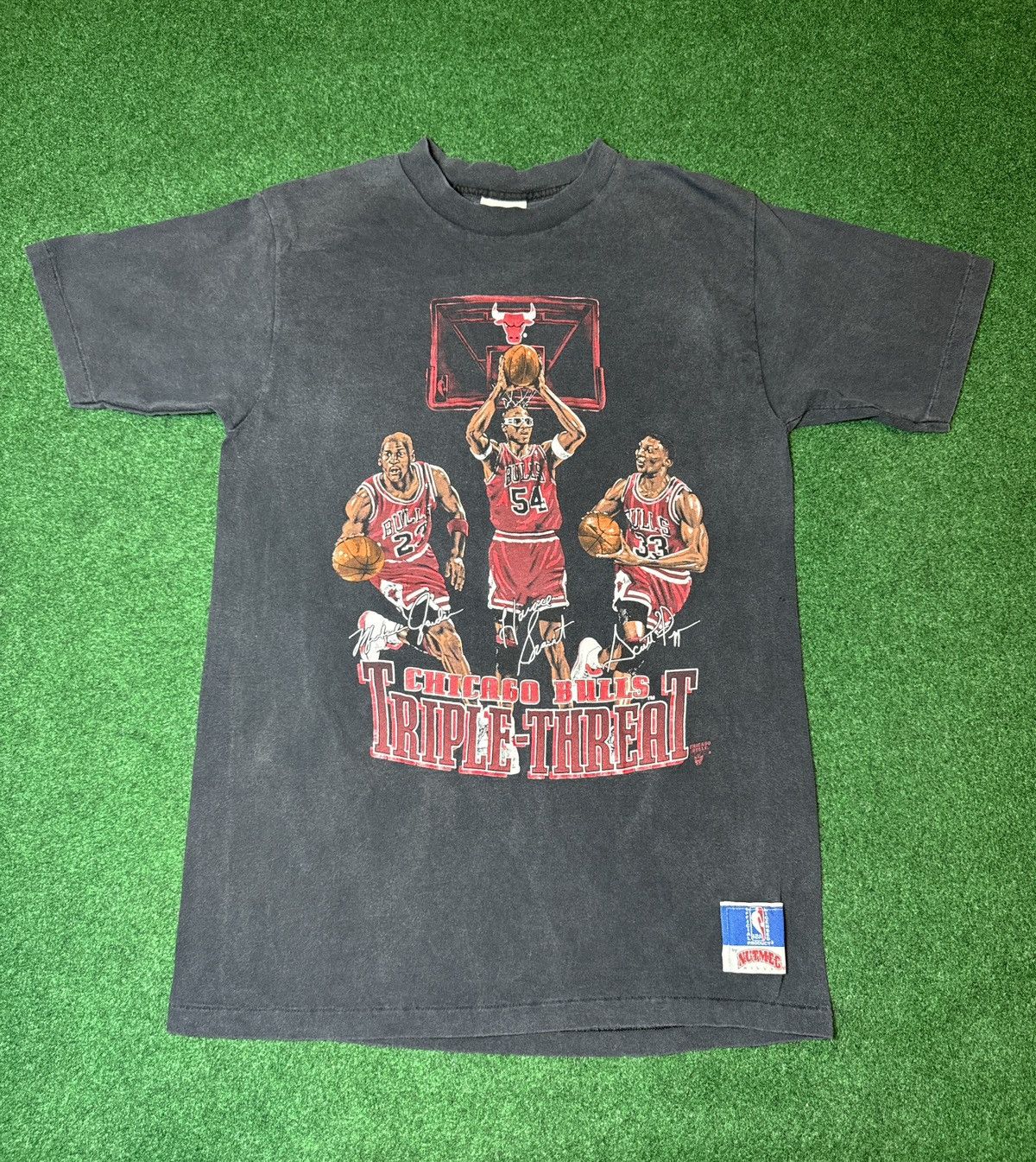 Nutmeg × Vintage Vtg 90s Chicago Bulls Triple Threat Caricature Grant T Shirt Size US L / EU 52-54 / 3 - 1 Thumbnail