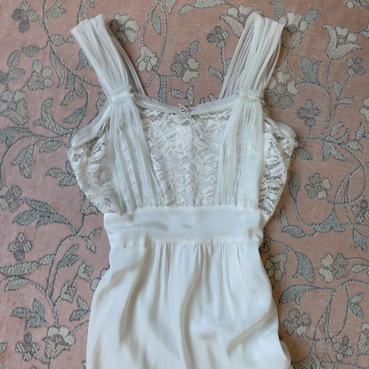 Vintage Vintage 1950s Ice Blue Rayon Nightgown (M–L) Size L / US 10 / IT 46 - 13 Thumbnail