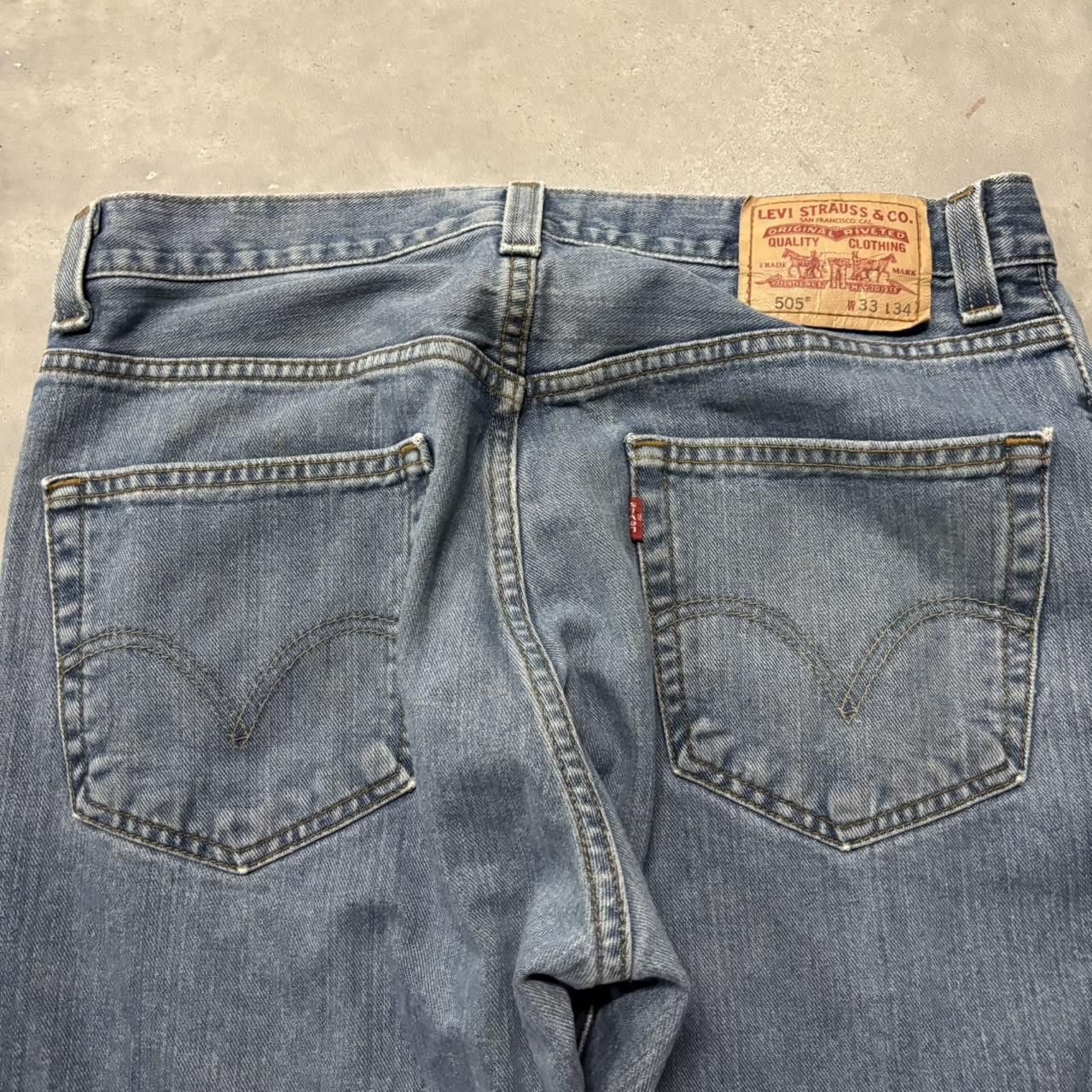 Levi's × Vintage Crazy Vintage Y2K/2000s Medium Wash Levis Essential Denim Jeans! Size US 32 / EU 48 - 7 Thumbnail