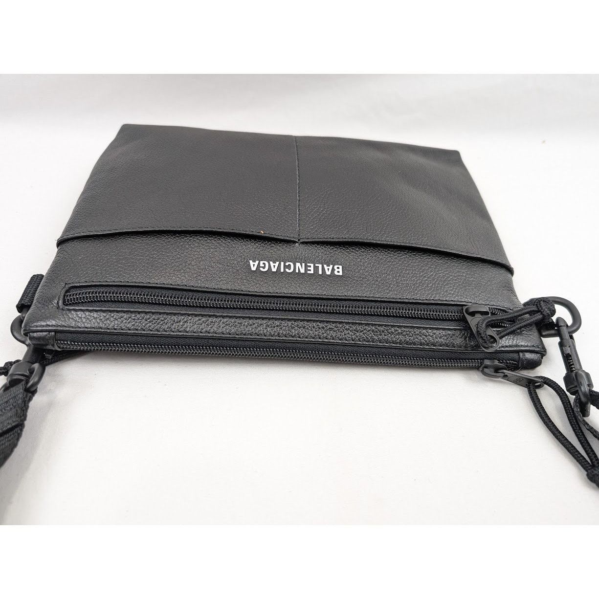 Balenciaga o1rshd1 Size: OS / Calf Grained Explore Crossbody Flat Pouch Size ONE SIZE - 7 Thumbnail