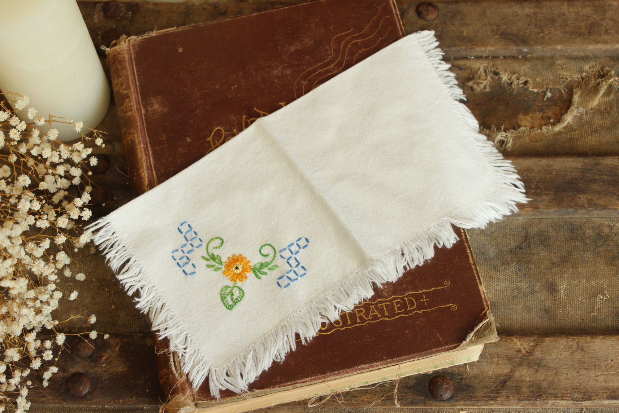Vintage Vintage 1960s 1970s Handkerchief, White Cotton With Embroide Size ONE SIZE - 5 Thumbnail