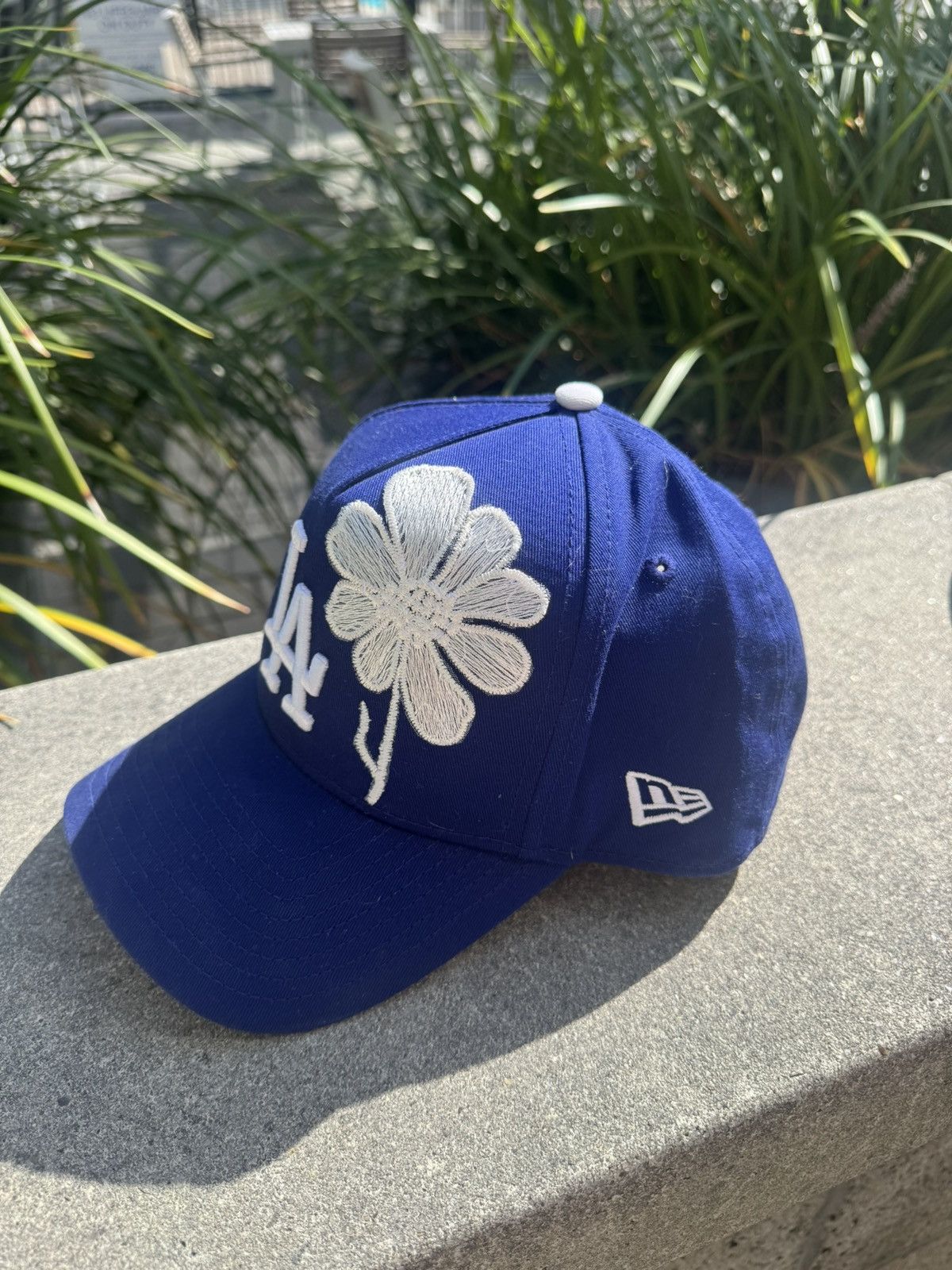 Other Royal blue LA snapback w/ single white embroidered flower Size ONE SIZE - 2 Thumbnail