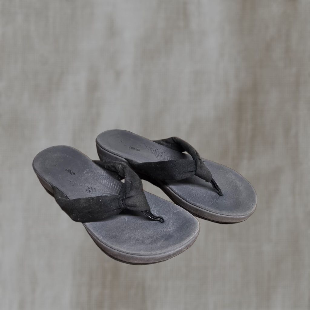 Clarks Clarks Cloudsteppers Grey Sandals Thong Slip On Adult Women's Size 9.5 Sandals Clarks Cloudsteppers Womens Grey 9.5 Slip On Thong Shoes Size US 9.5 / IT 39.5 - 1 Thumbnail