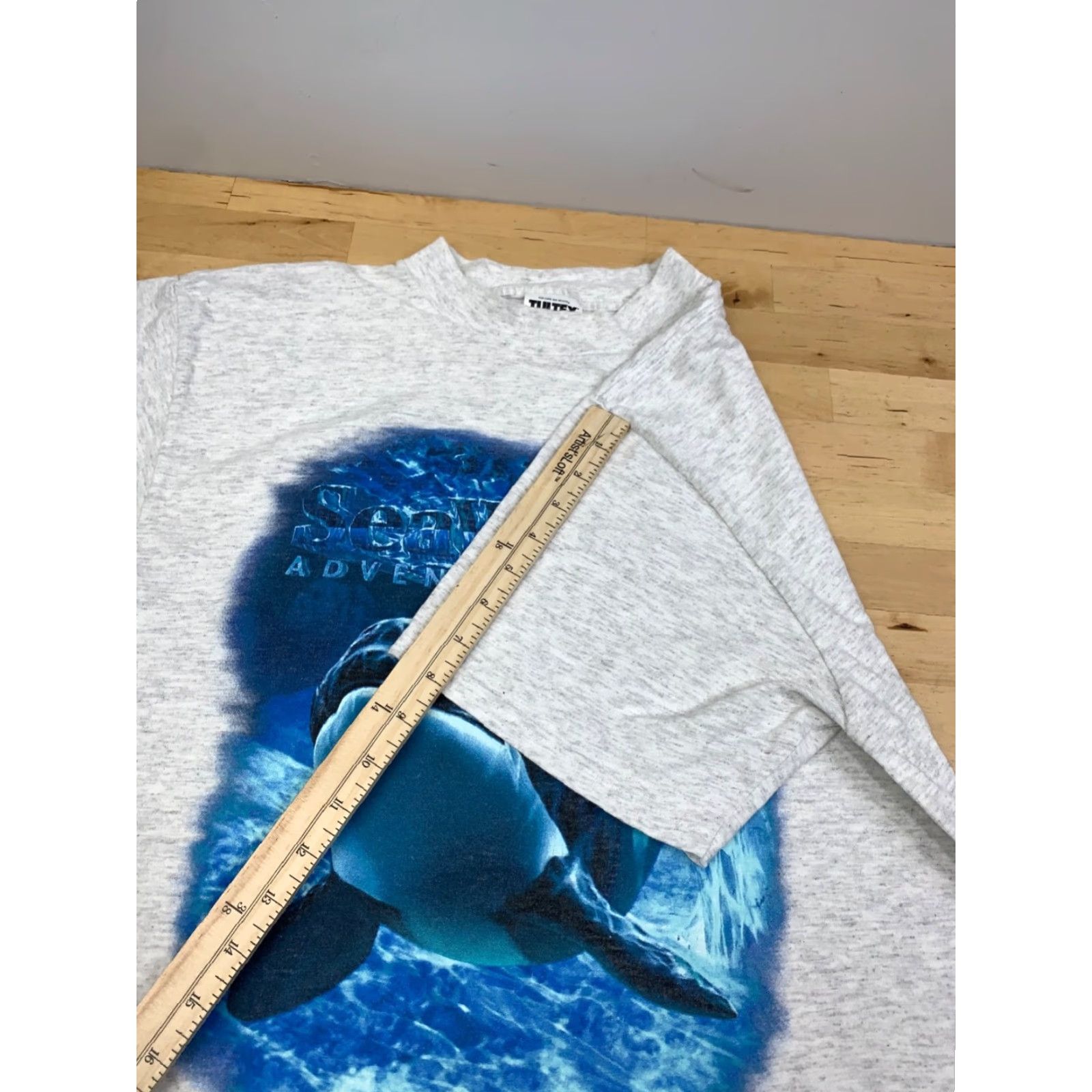 Tultex VINTAGE Seaworld Adventures T Shirt Mens L Gray Orca Shamoo 11698 Size US L / EU 52-54 / 3 - 6 Thumbnail