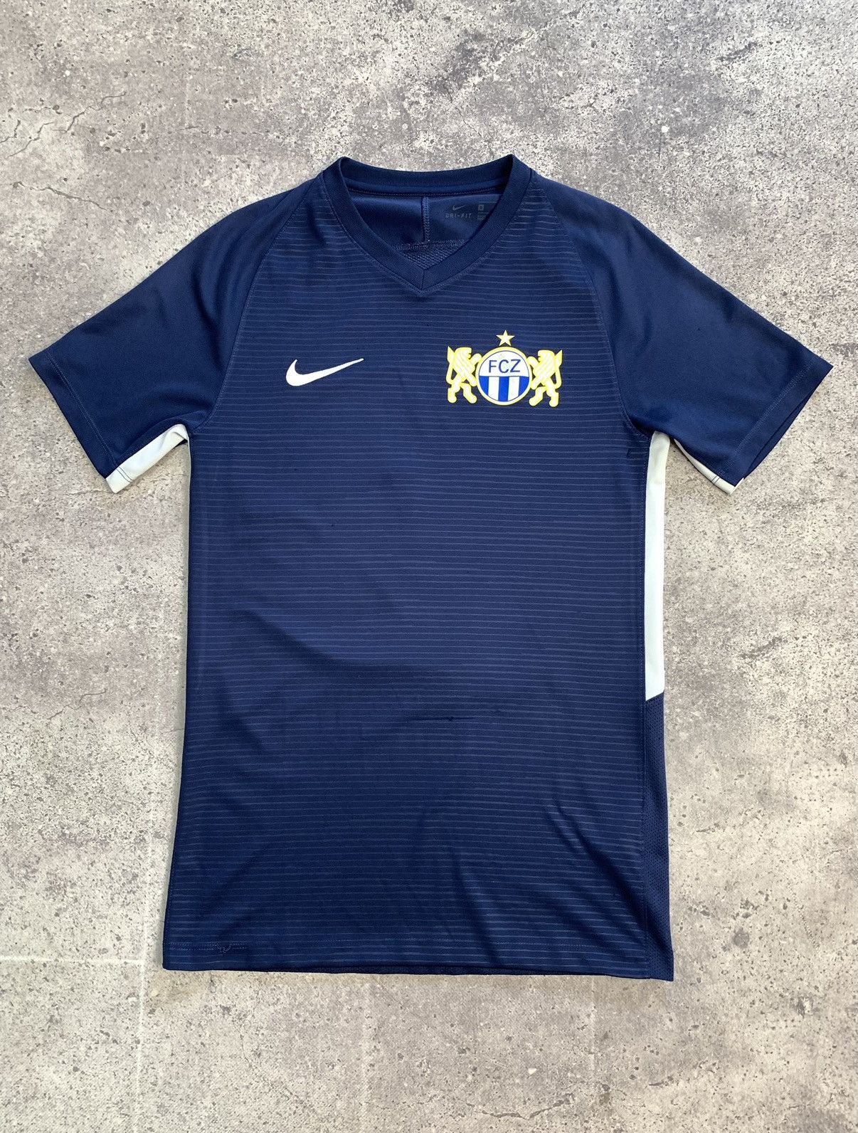 Nike Vintage Nike Zurich blockcore tee y2k sk8 streetwear faded Size US S / EU 44-46 / 1 - 1 Thumbnail