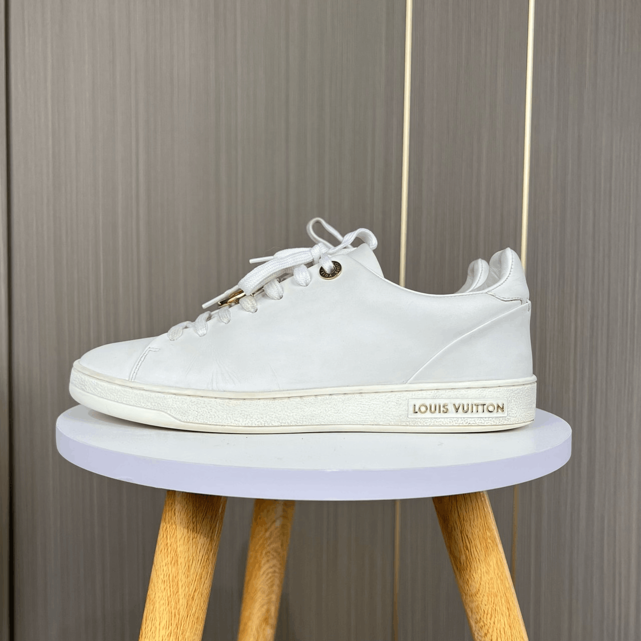Louis Vuitton Louis Vuitton Metal Logo White Sneakers Size US 5.5 / IT 35.5 - 1 Thumbnail