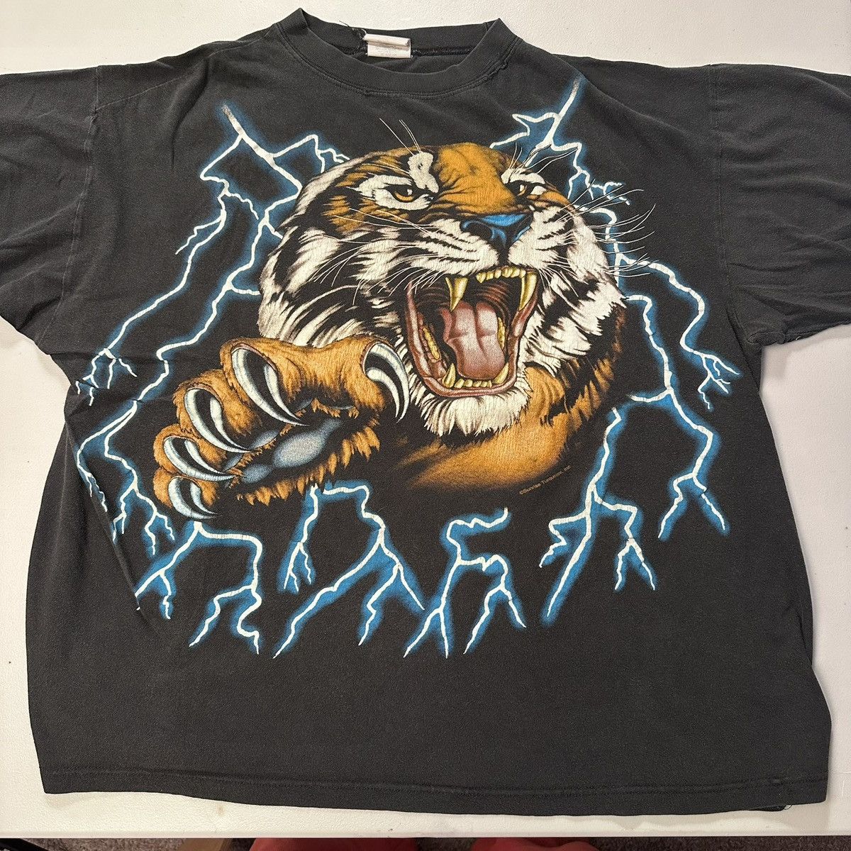Vintage Vintage 90s American Thunder Tiger Lightning t-shirt Size US XL / EU 56 / 4 - 1 Thumbnail
