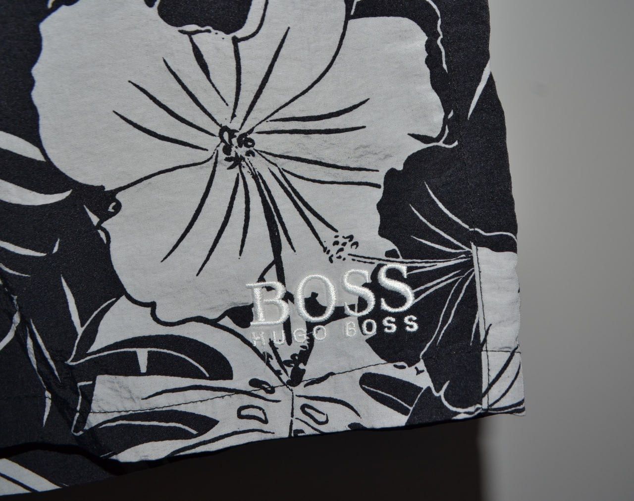 Hugo Boss Hugo Boss Shorts Hawaii Vintage Men size S Size US 30 / EU 46 - 4 Thumbnail