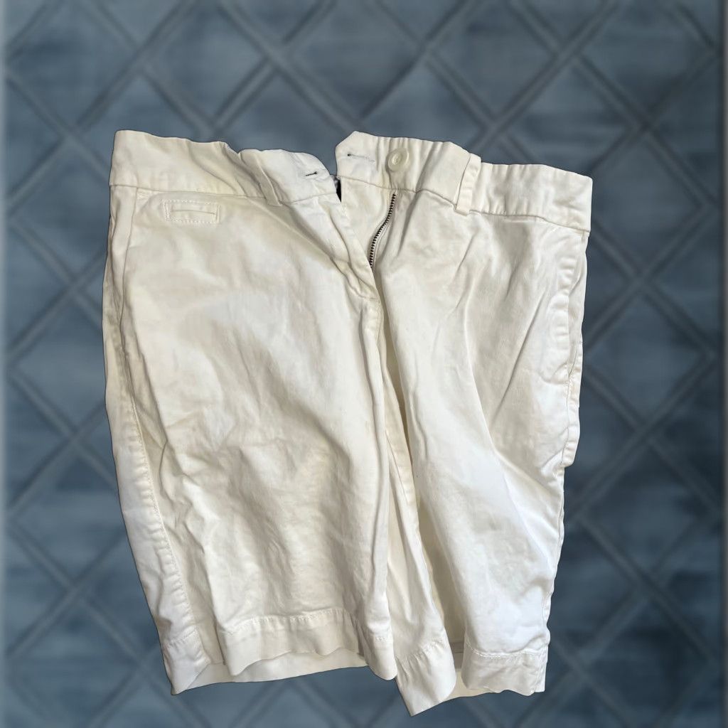 Tommy Hilfiger VINTAGE Tommy Hilfiger Shorts Womens Size 6 White Casual Flat Front Chino Size 28" / US 6 / IT 42 - 1 Thumbnail
